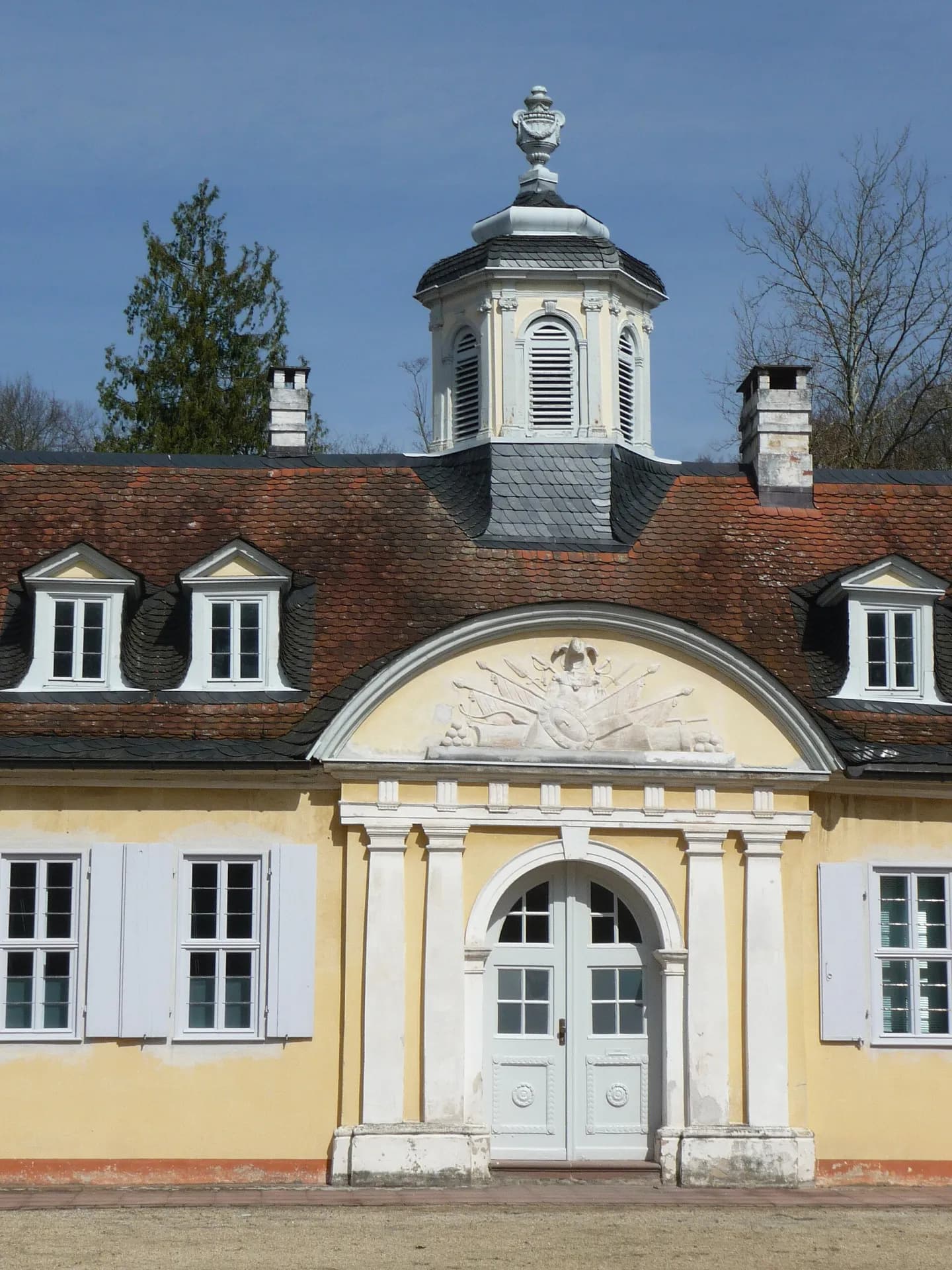 Portal des Kavaliersbaus der Kuranlage Wilhelmsbad in Hanau