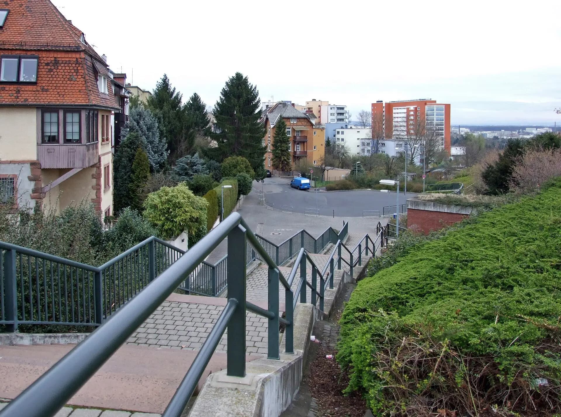 Hanglage an der Wilhelmshöher Straße in Frankfurt Seckbach