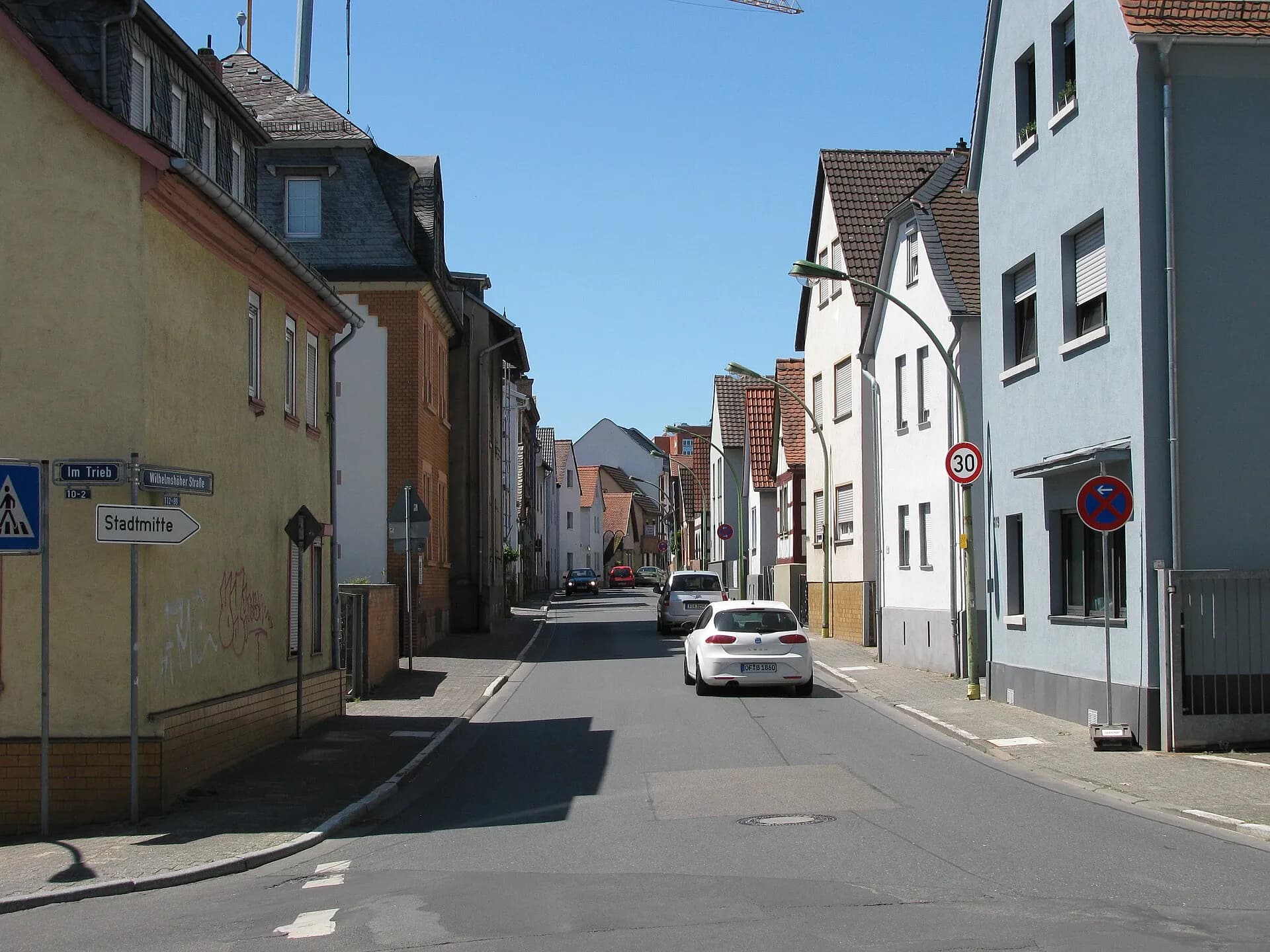 Straßenzug der Wilhelmshöher Straße in Frankfurt Seckbach