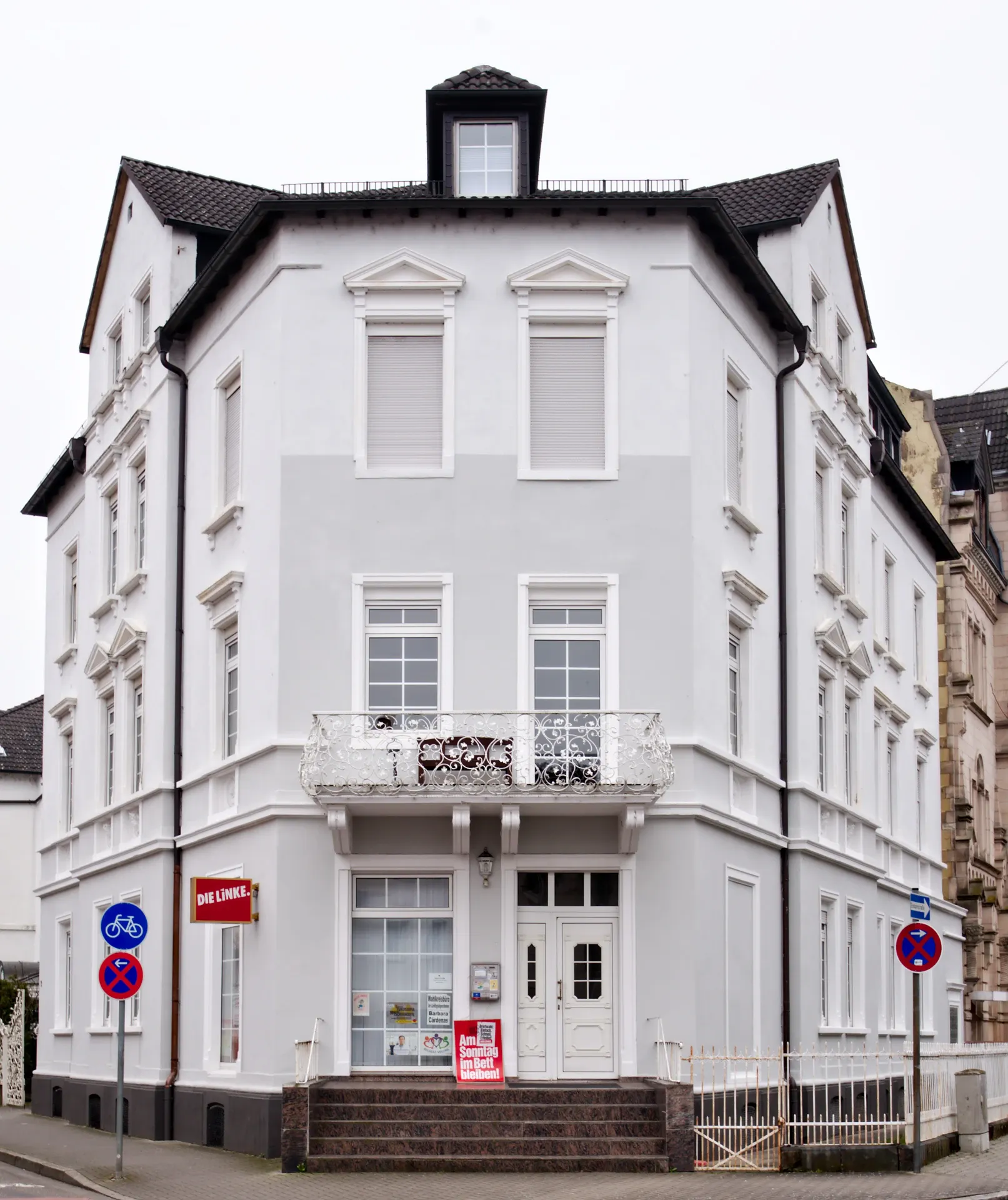 Weißes Eckhaus in der Wilhelmstraße in Hanau
