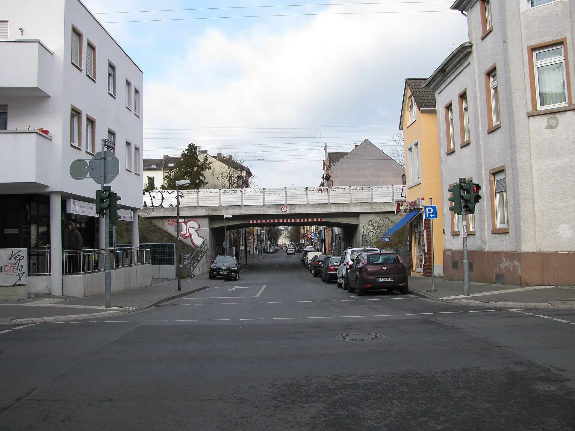 Wilhelmstraße an der Bahnüberführung in Offenbach-Lindenfeld