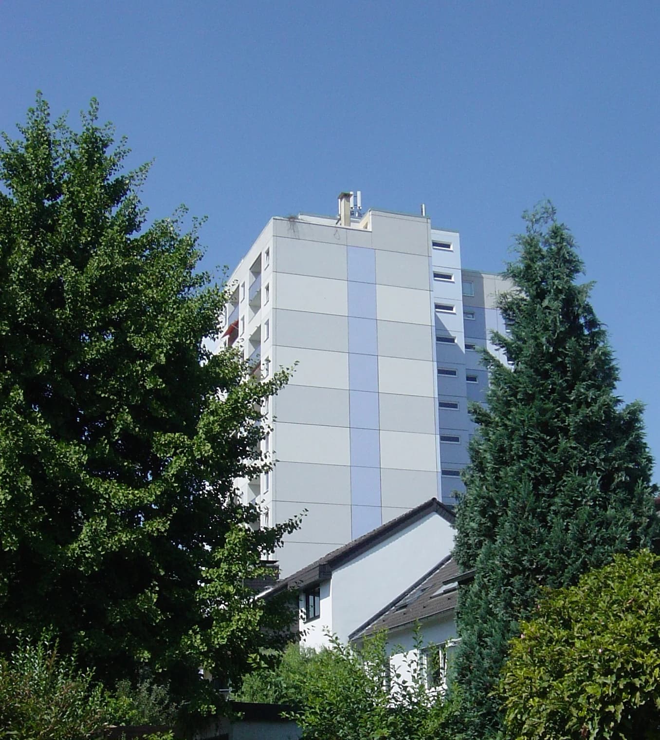 Hochhaus der Willi-Brundert-Siedlung in Frankfurt Hausen