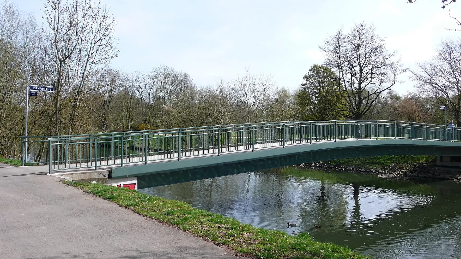 Willi-Petri-Steg über die Nidda in Frankfurt Praunheim