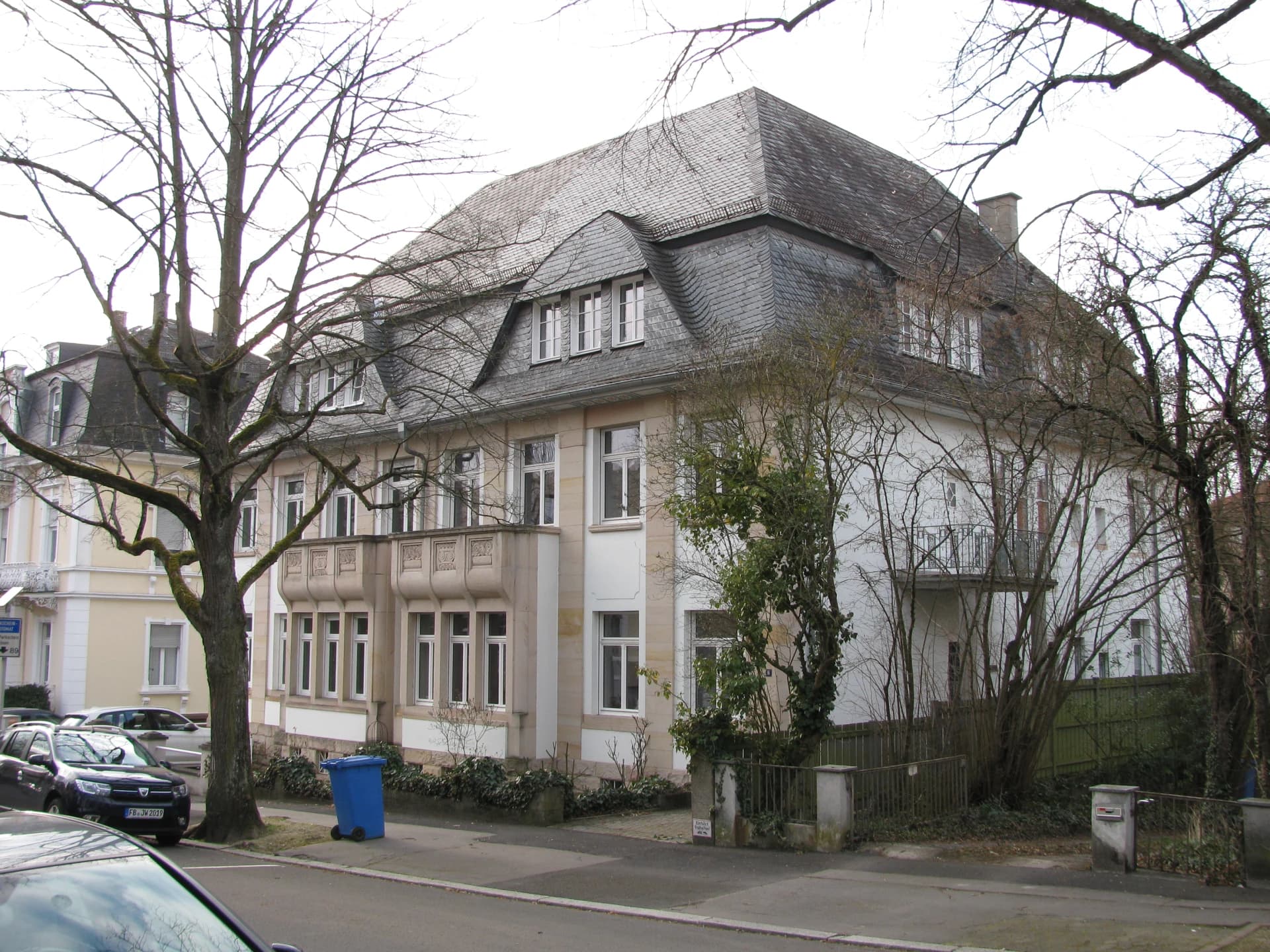 Seitenansicht des Wohnhauses in der William-Kerckhoff-Straße 4 und 6 in Bad Nauheim