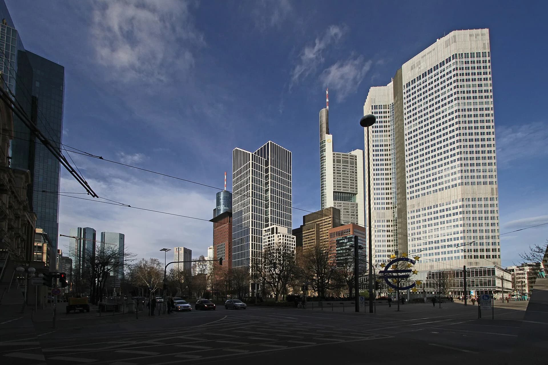 Willy-Brandt-Platz mit Hochhäusern in der Frankfurter Innenstadt