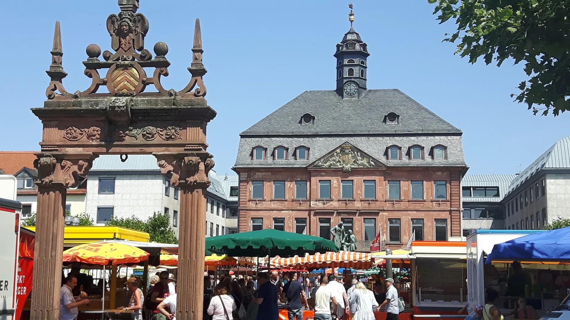 Marktstände des Wochenmarkts vor dem Neustädter Rathaus in Hanau