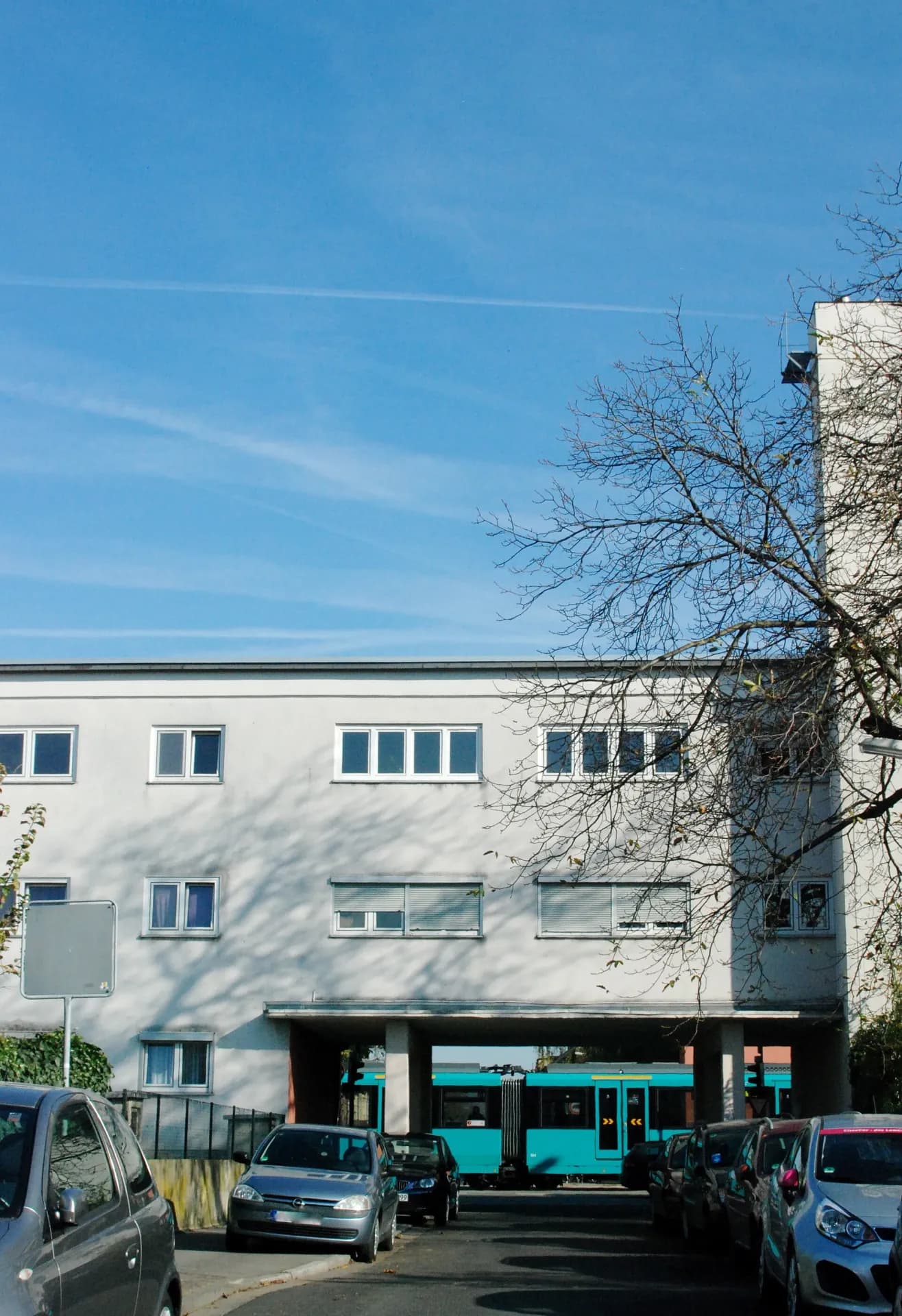 Wohnbebauung an der Stadtbahnstrecke in Frankfurt Praunheim