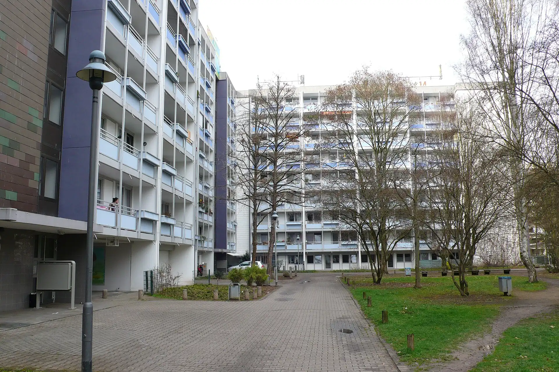Wohnzeile mit Balkonfassade am Ben-Gurion-Ring in Frankfurt am Main