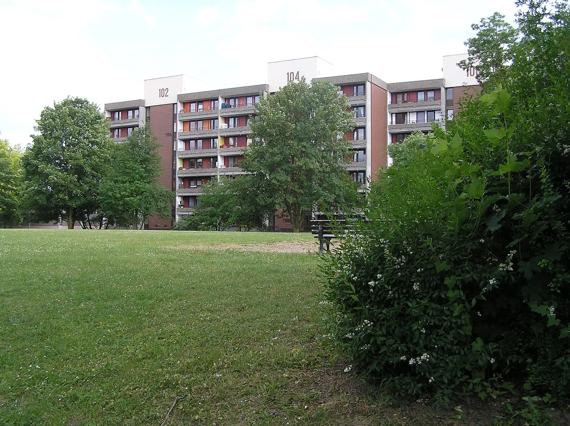 Wohnblocks am Ben-Gurion-Ring hinter einer Wiese in Frankfurt Nieder-Eschbach