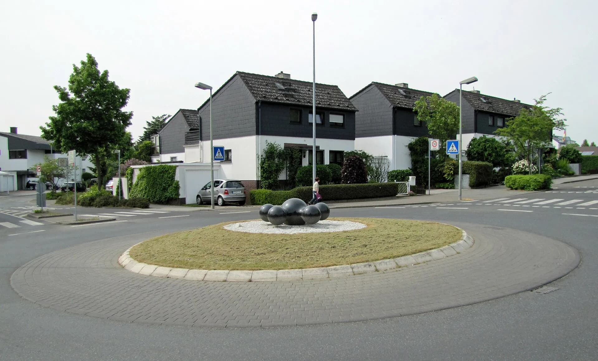 Kreisverkehr in einem Wohngebiet in Eschborn