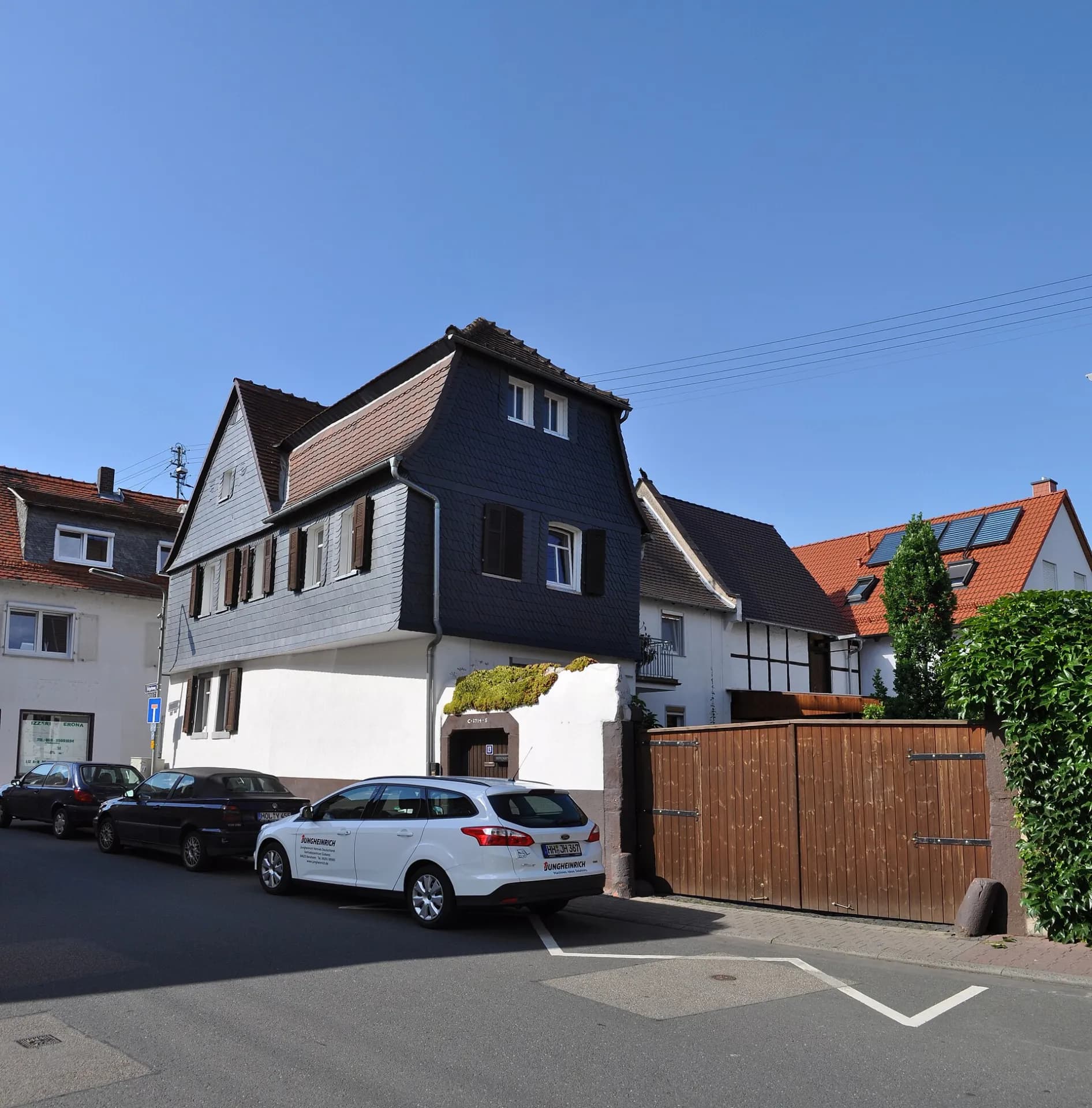 Wohnhaus mit Schieferverkleidung an Alt-Niedereschbach in Frankfurt Nieder-Eschbach