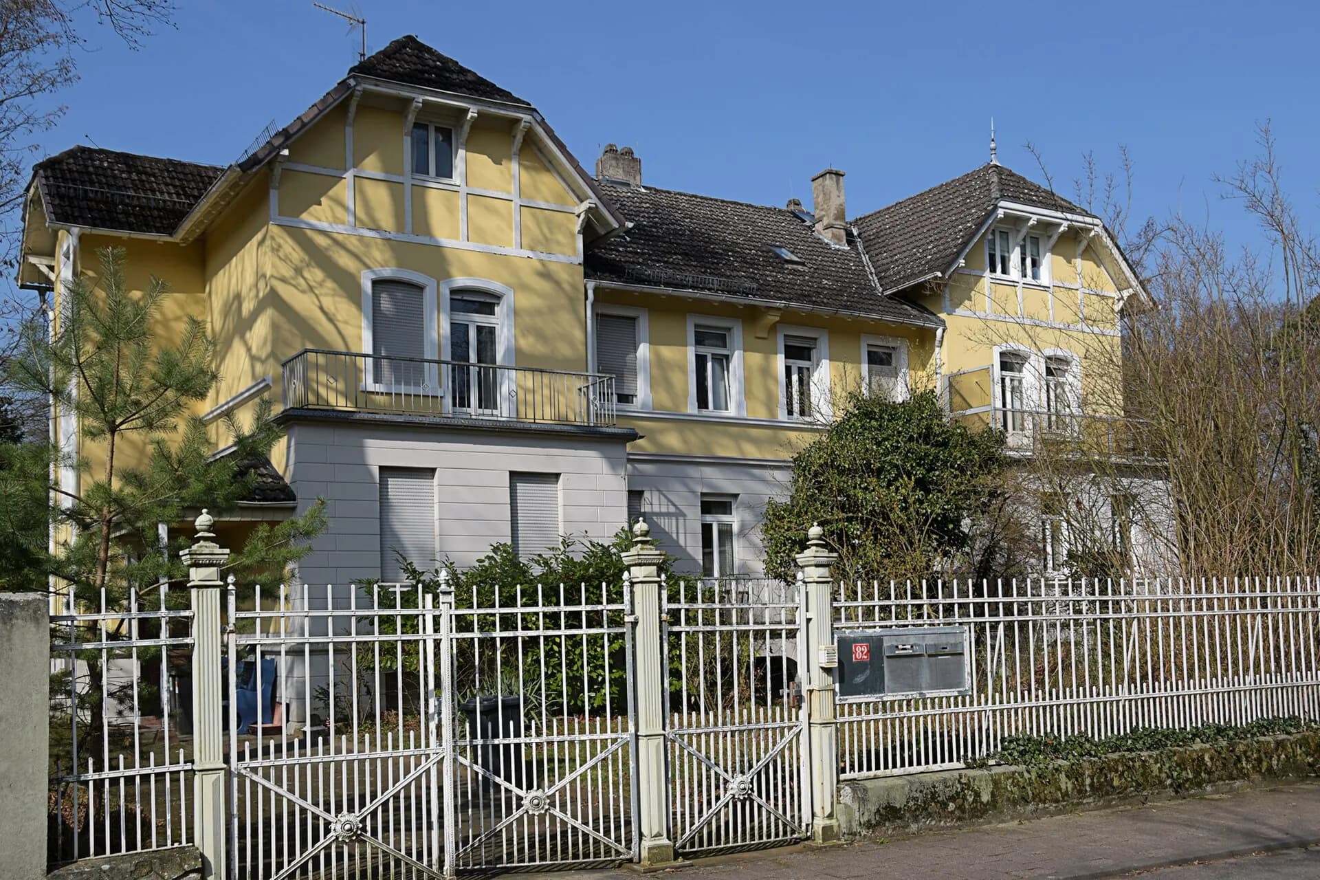 Wohnhaus mit Erker in der Straße Am Elfengrund in Darmstadt-Eberstadt
