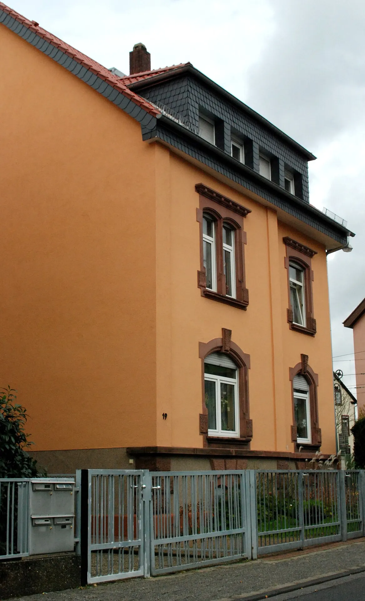 Wohnhaus an der Ecke Große Nelkenstraße und Am Hohen Weg in Frankfurt Hausen