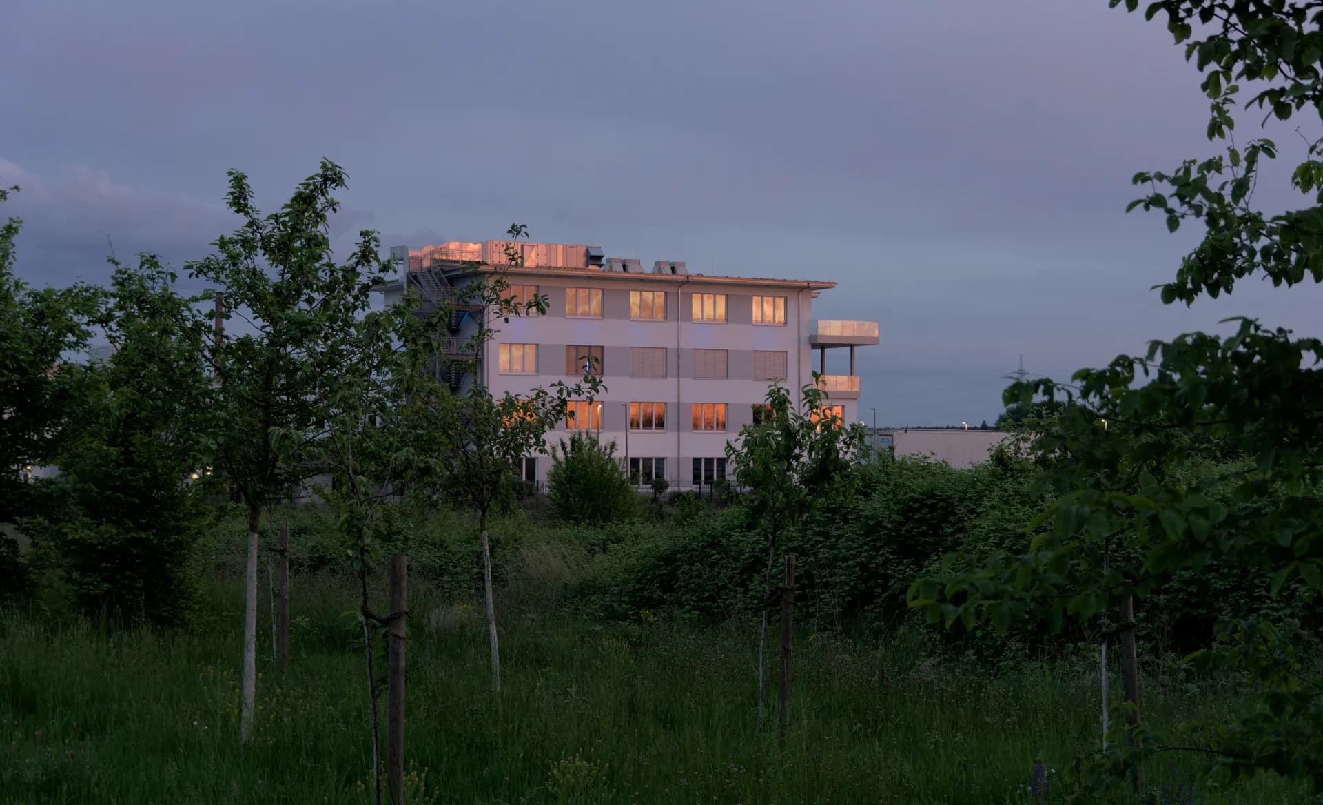 Wohngebäude am Ortsrand von Kleinostheim in der Abenddämmerung