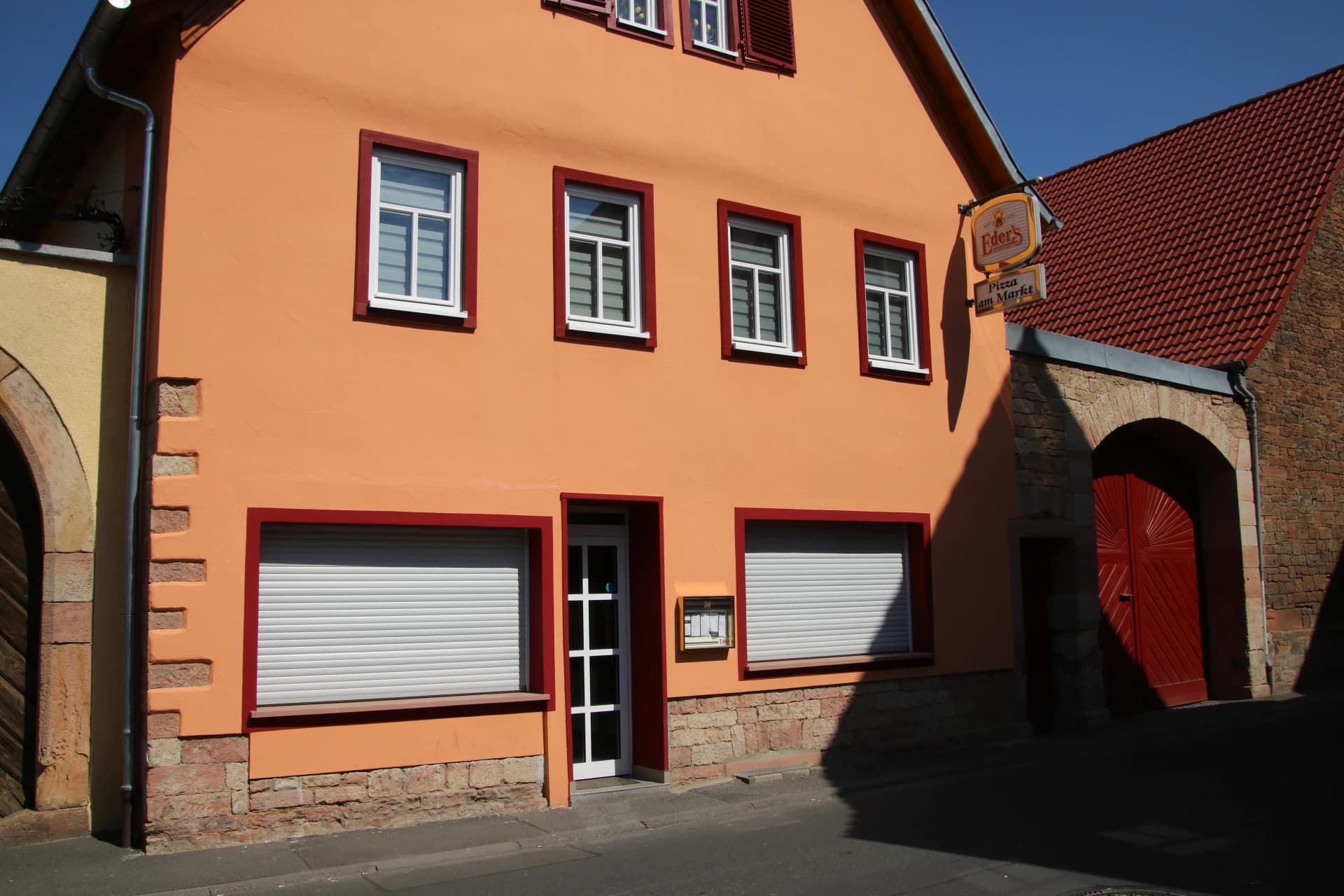 Wohnhaus mit Toreinfahrt in der Breiten Straße 4 in Großostheim