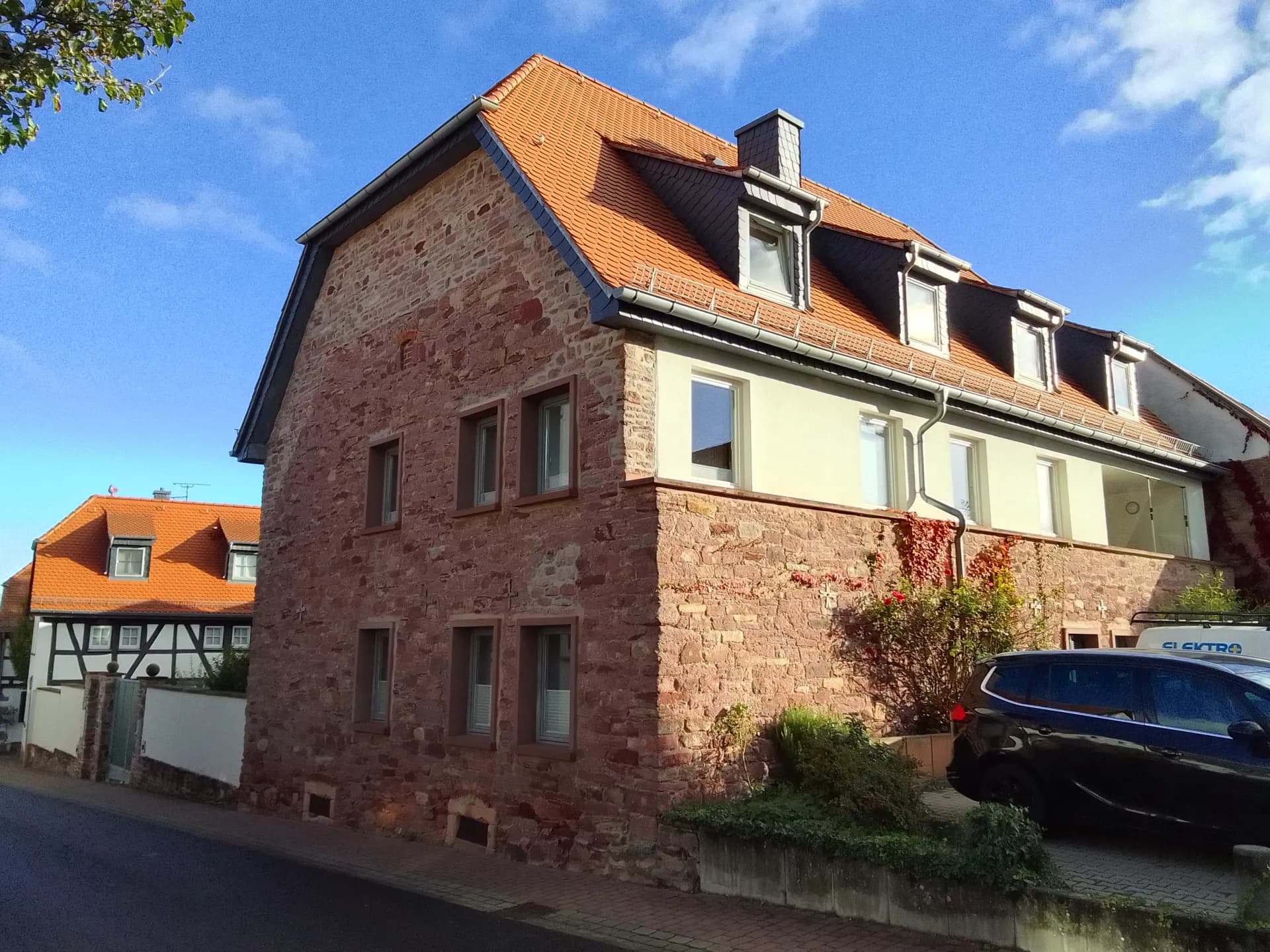 Wohnhaus aus Sandstein an der Darmstädter Straße in Dietzenbach