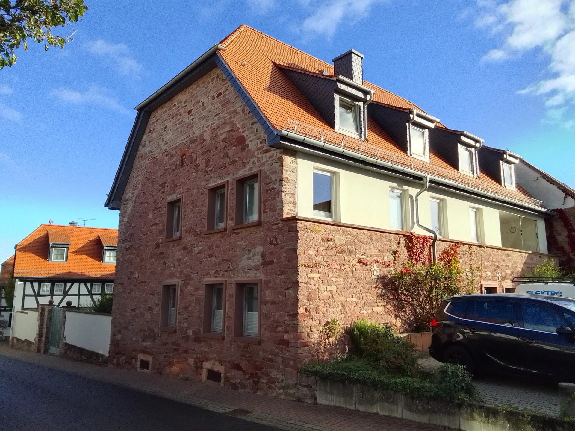 Wohnhaus aus Sandstein an der Darmstädter Straße in Dietzenbach