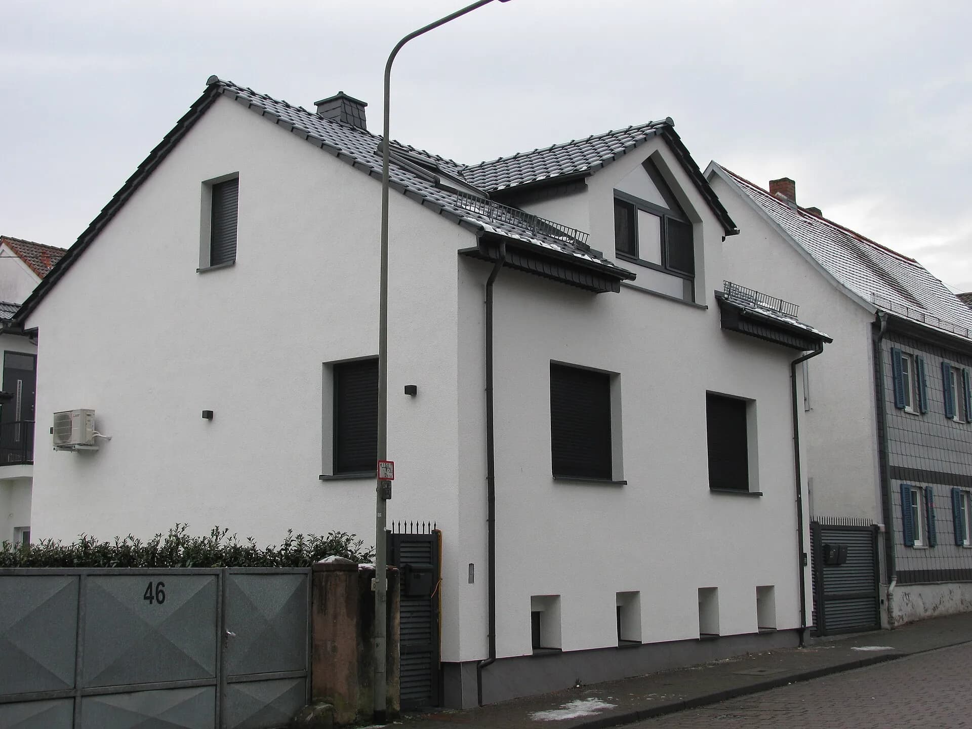 Giebelständiges Wohnhaus an der Deuil-la-Barre-Straße in Frankfurt Nieder-Eschbach