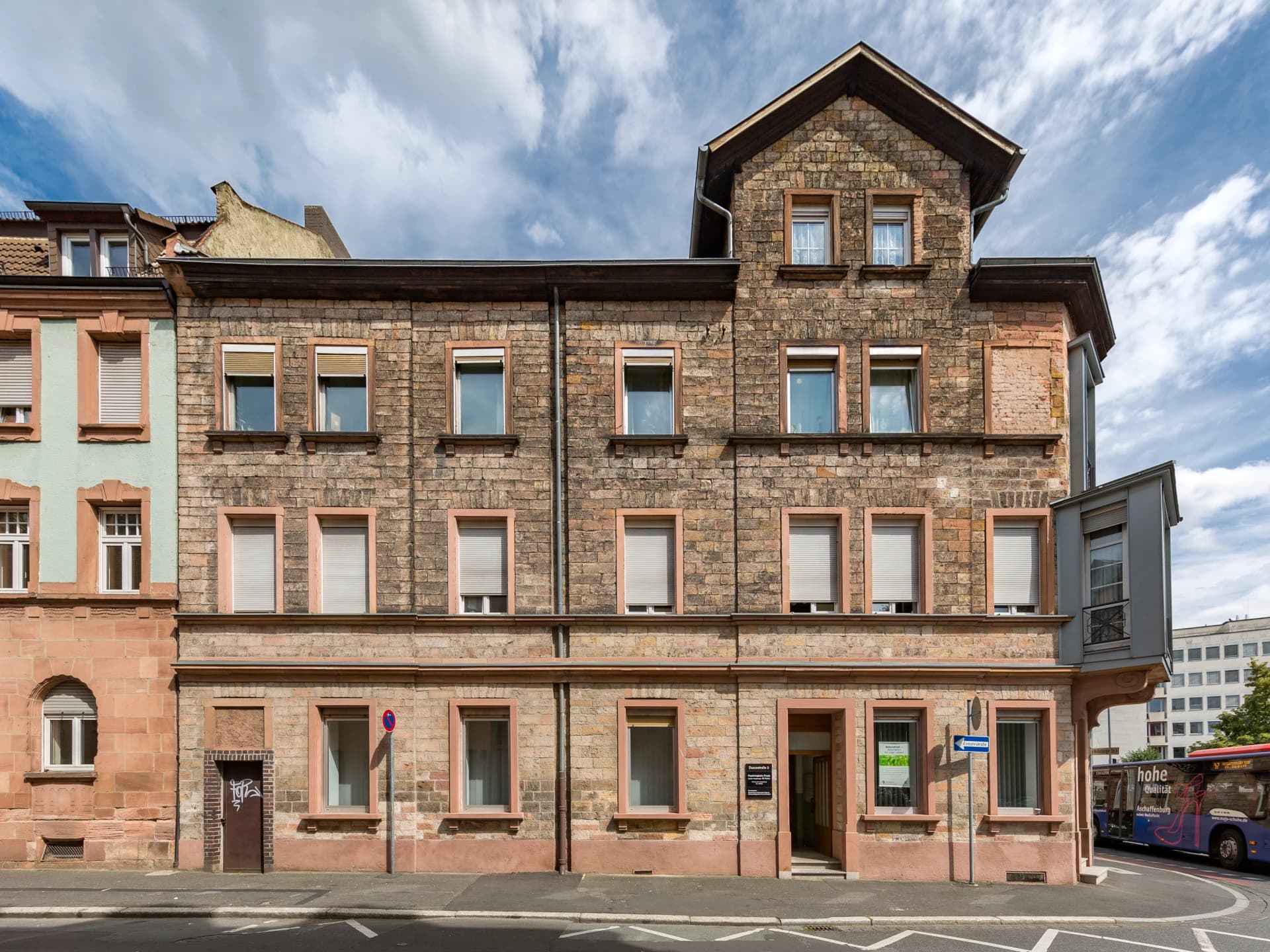 Sandstein-Wohnhaus in der Duccastraße in Aschaffenburg