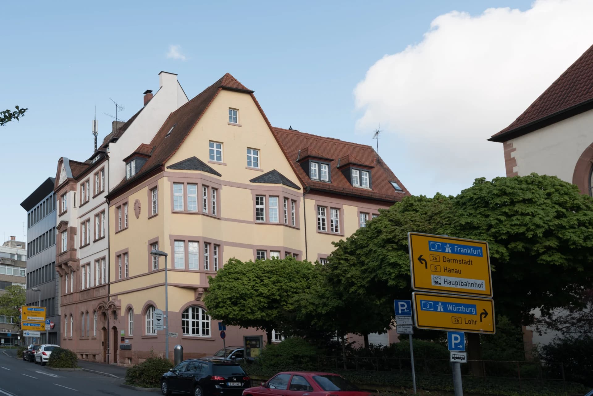 Wohnhaus mit Volutengiebel in der Erthalstraße in Aschaffenburg