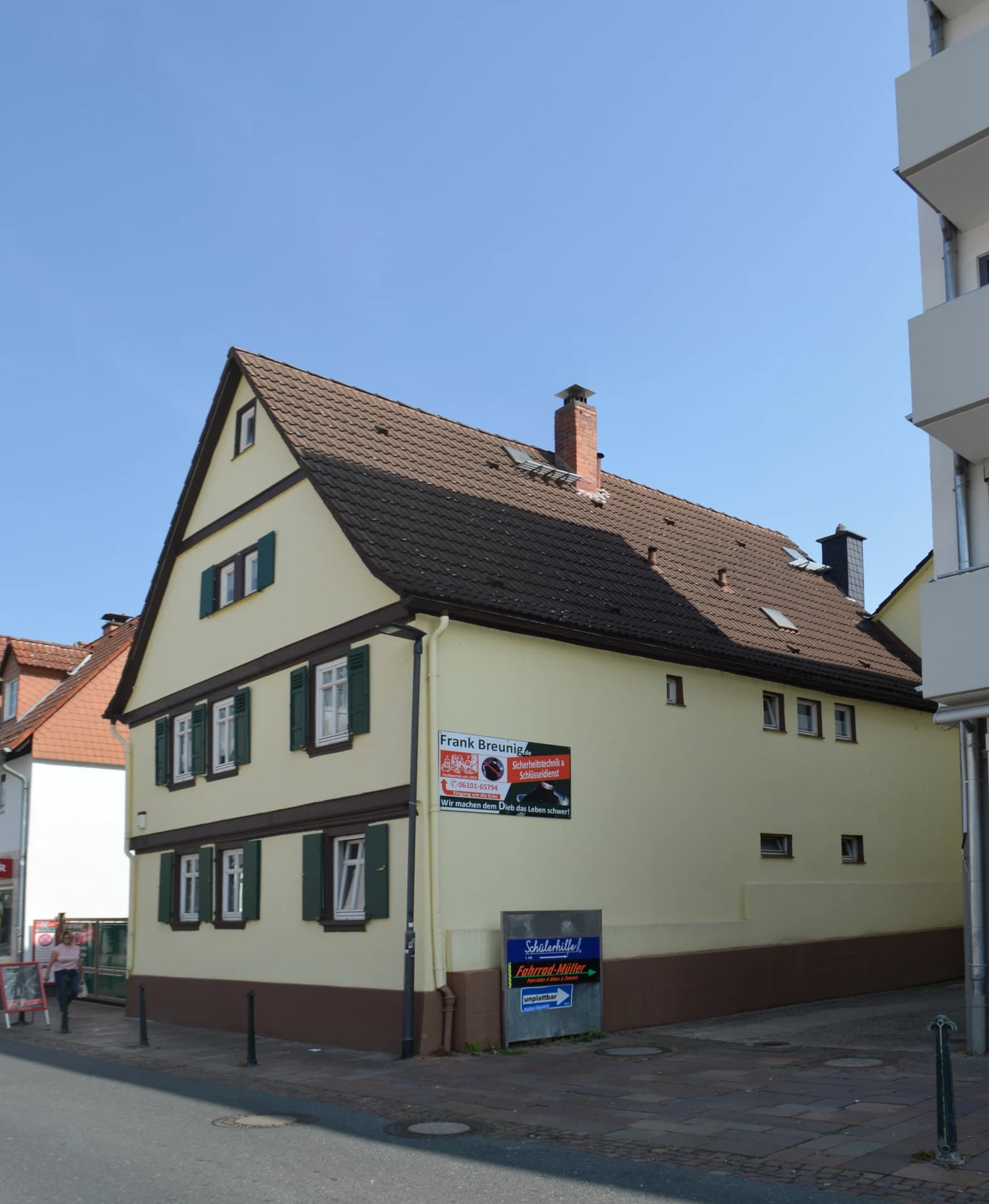 Wohnhaus mit grünen Fensterläden in der Frankfurter Straße in Bad Vilbel