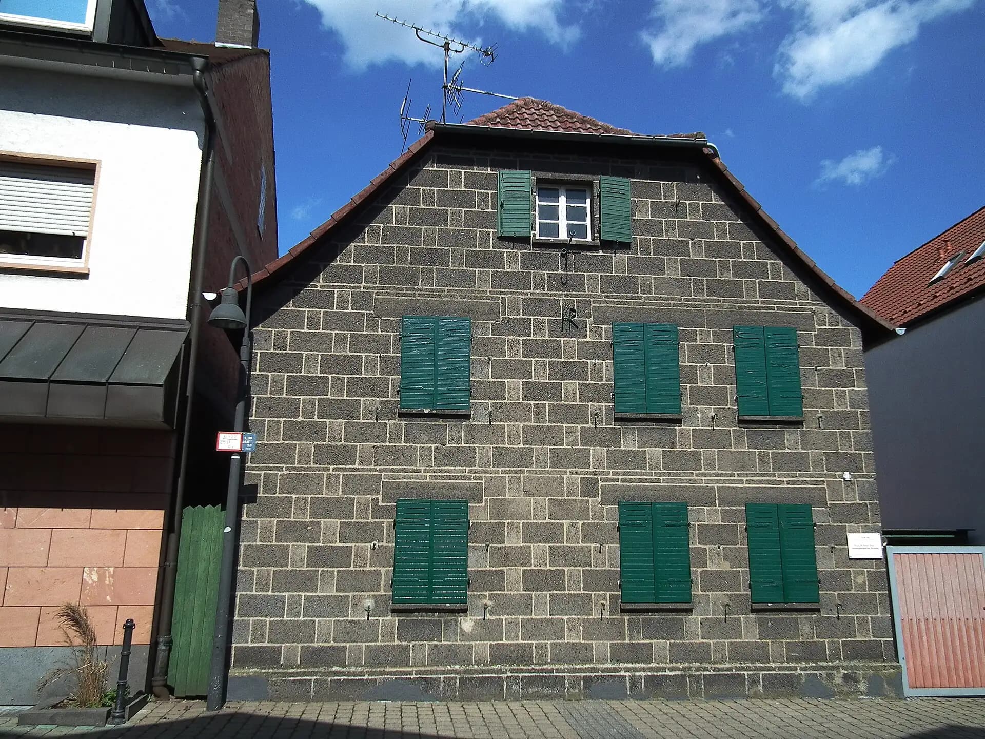 Wohnhaus mit grünen Fensterläden in Rodgau-Jügesheim