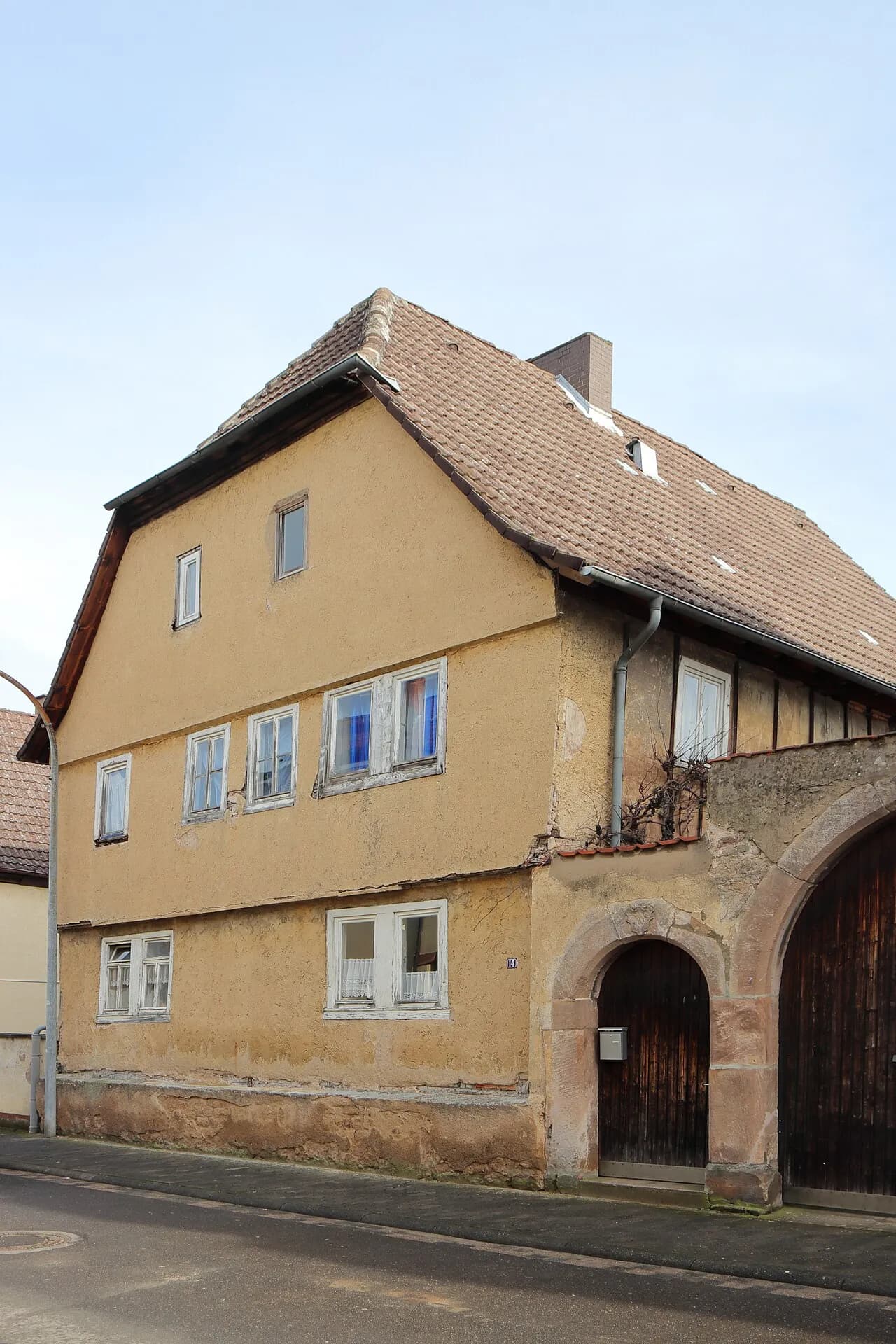 Wohnhaus mit Torbogen in der Hauptstraße in Kleinwallstadt