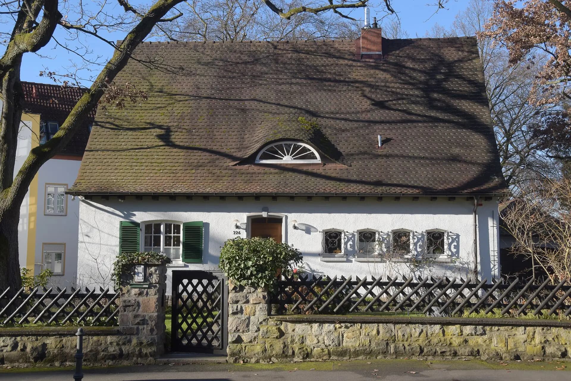 Wohnhaus mit geschwungenem Dach in der Heinrich-Delp-Straße in Darmstadt-Eberstadt