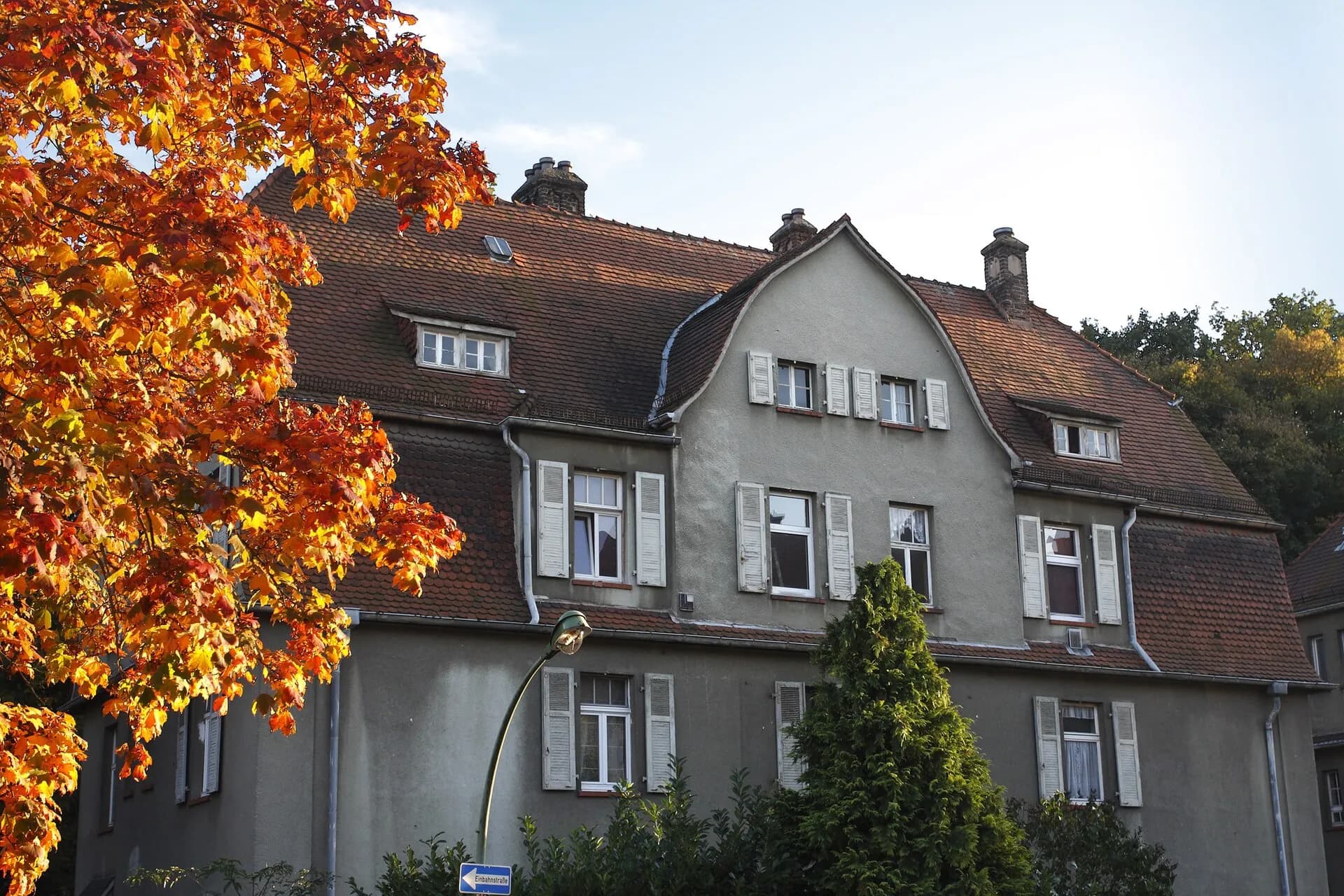 Wohnhaus mit herbstlicher Laubfärbung in Frankfurt Riederwald