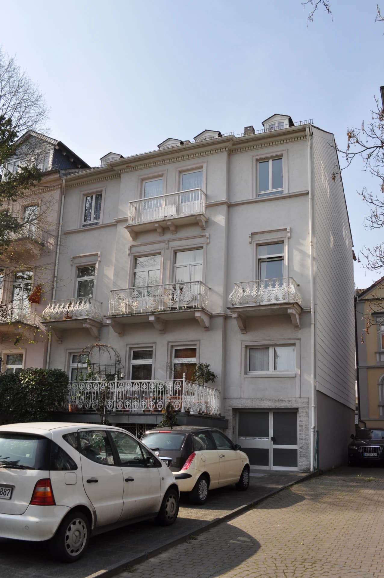 Wohnhaus mit Balkonen an der Kaiser-Friedrich-Promenade in Bad Homburg