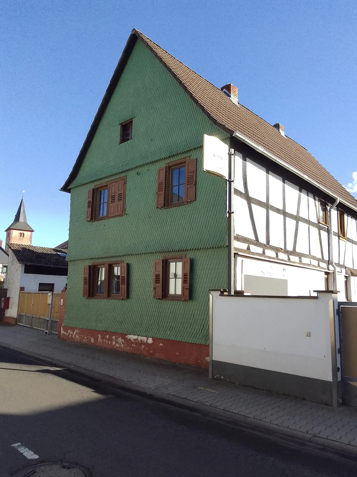 Grün gestrichenes Wohnhaus Mainzer Straße 14 in Dreieich-Offenthal