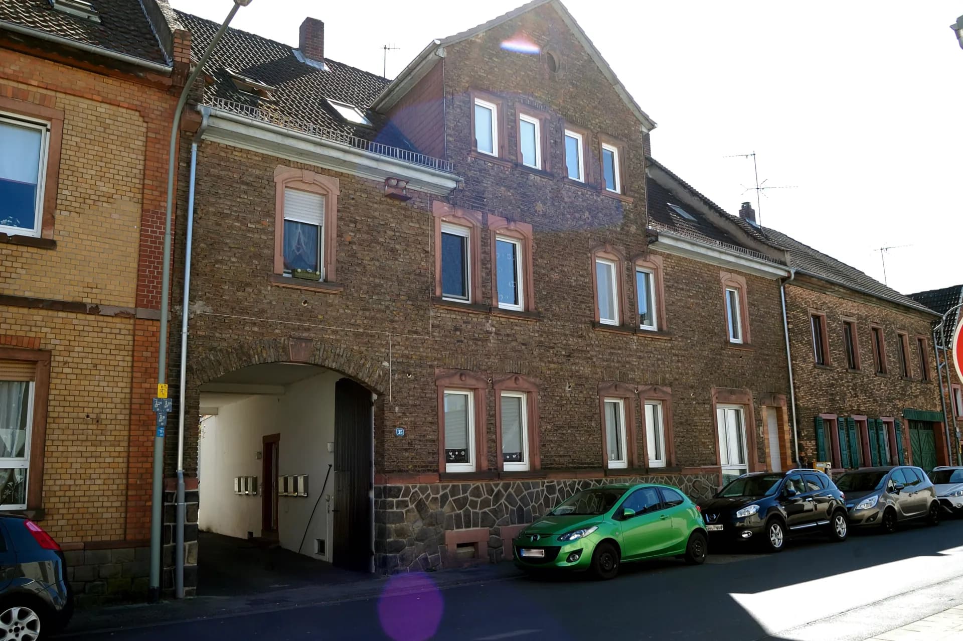 Wohnhaus mit Tordurchfahrt in der Mainzer Straße in Hanau-Klein-Auheim