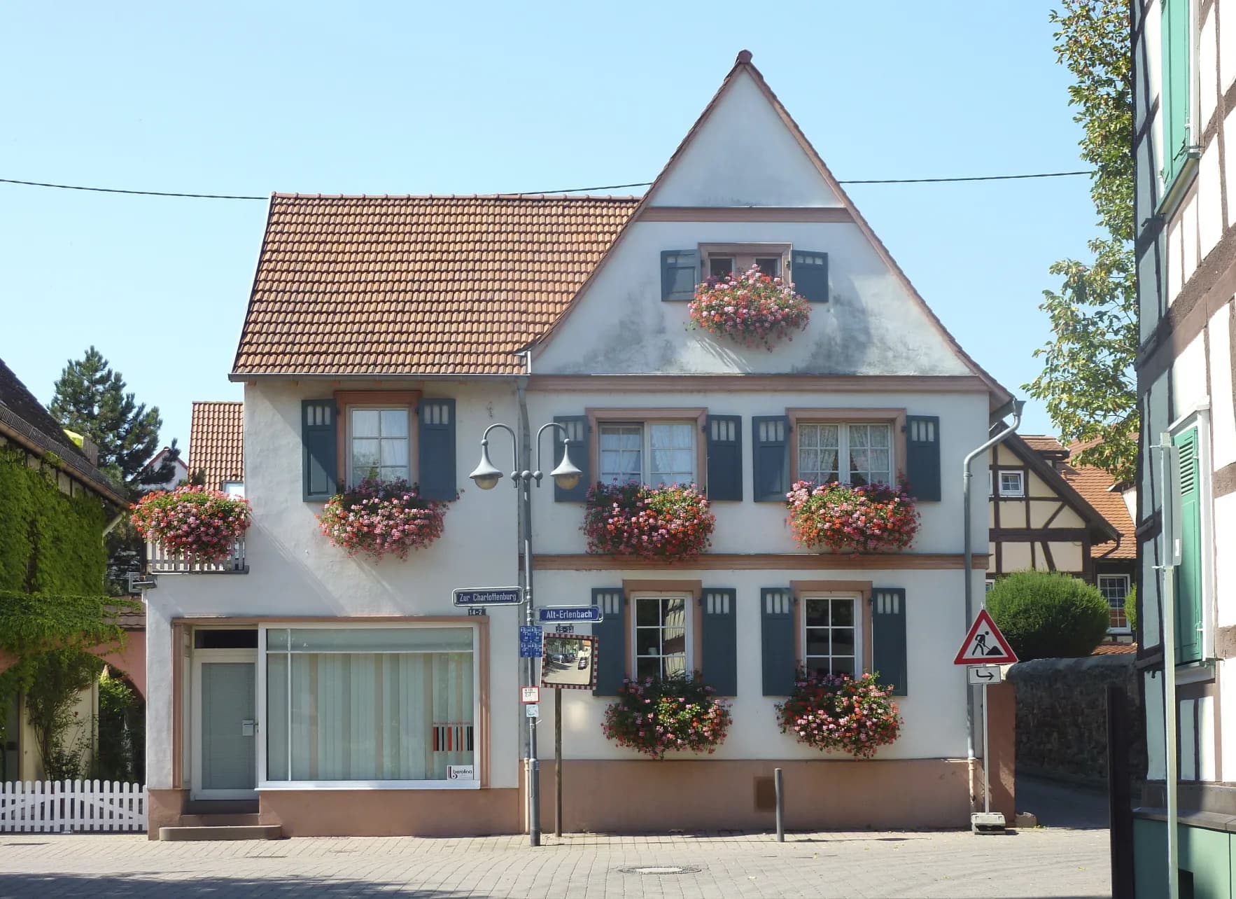 Wohnhaus mit Blumenschmuck in Frankfurt Nieder-Erlenbach