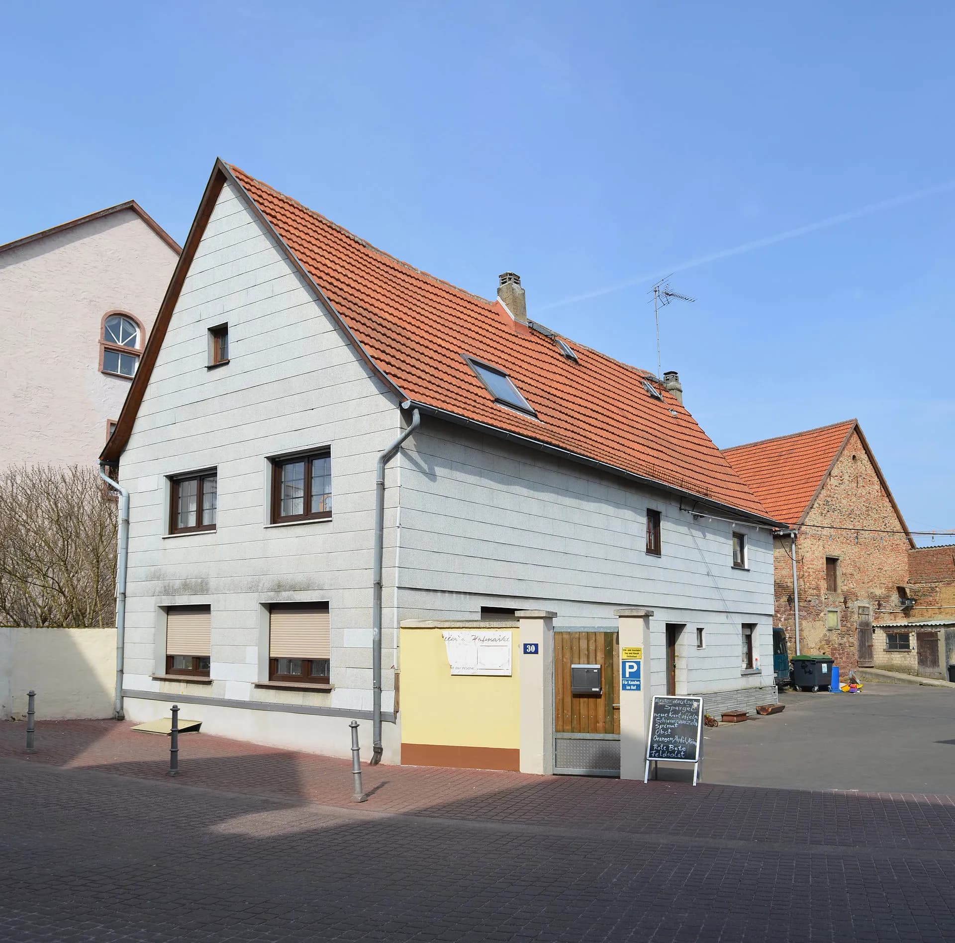 Wohnhaus mit Holzfassade in Frankfurt Nieder-Erlenbach