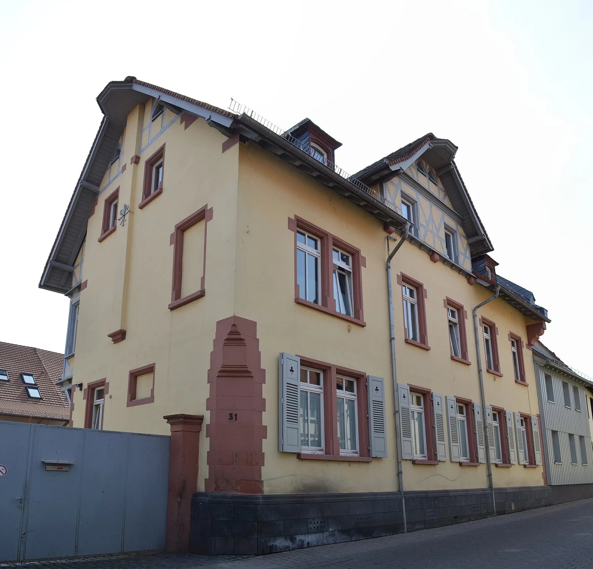 Wohnhaus mit Sandsteinportal in Frankfurt Nieder-Erlenbach