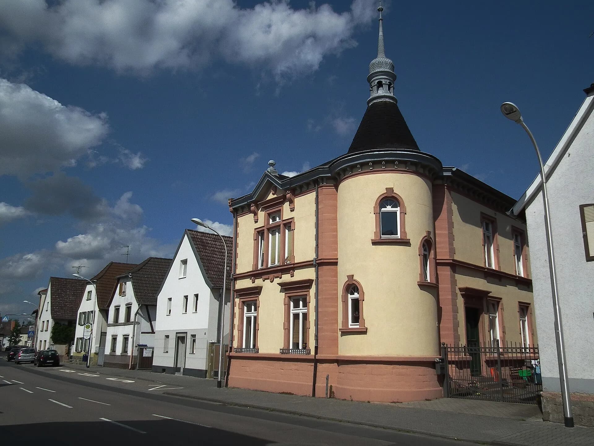 Wohnhaus mit Eckturm in Rodgau-Dudenhofen