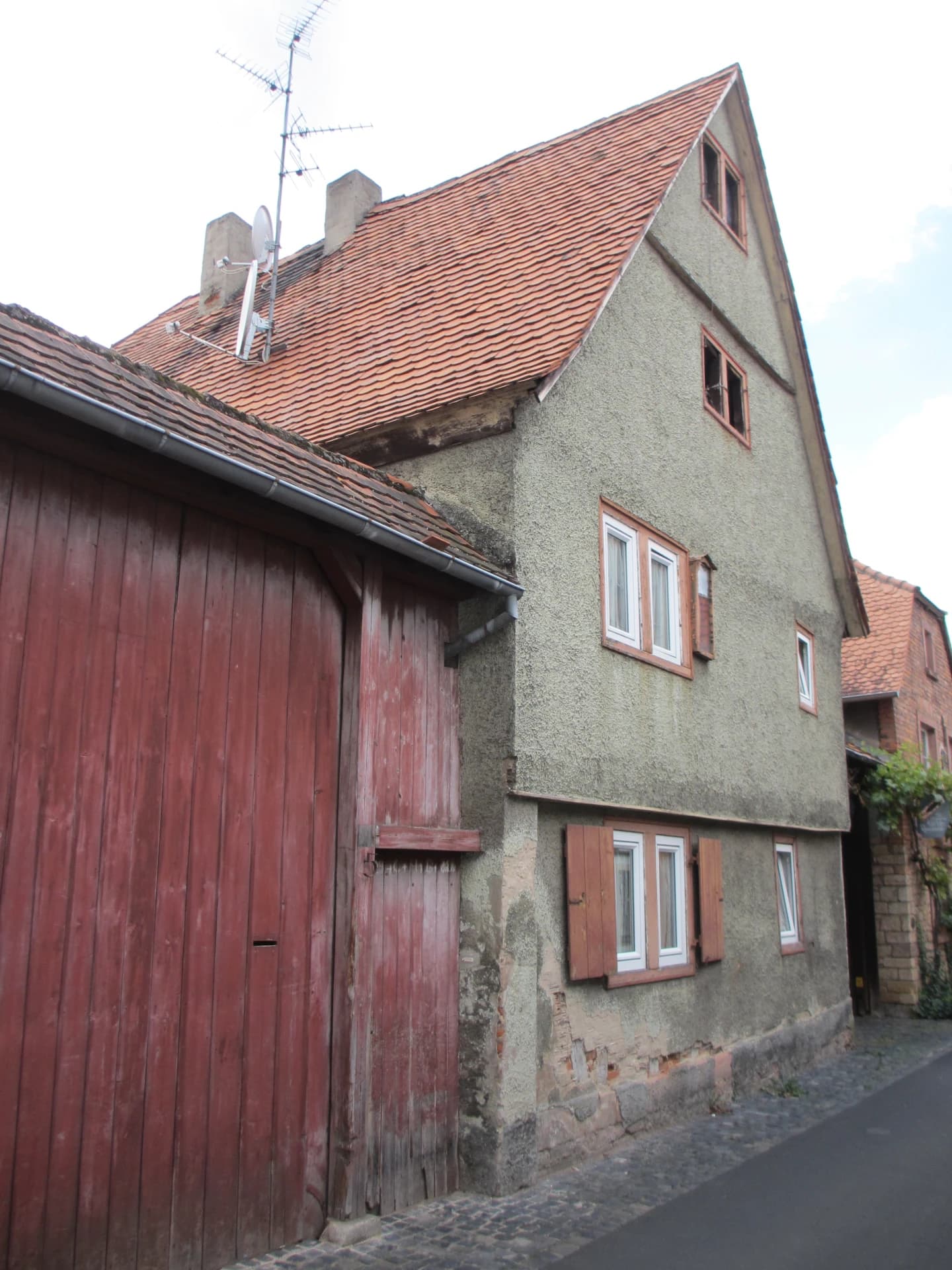 Wohnhaus mit Scheunentor in der Rathausgasse in Niedernberg