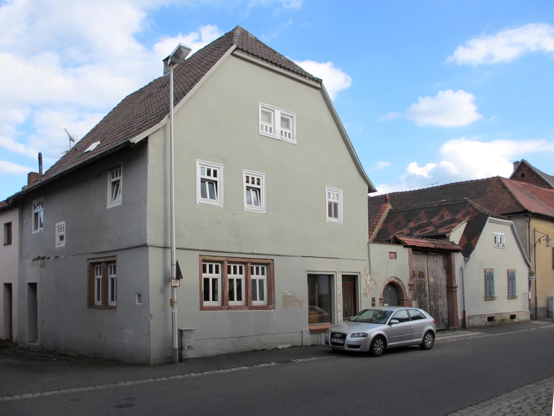 Wohnhaus an der Ecke Schwanengasse und Hauptstraße in Niedernberg
