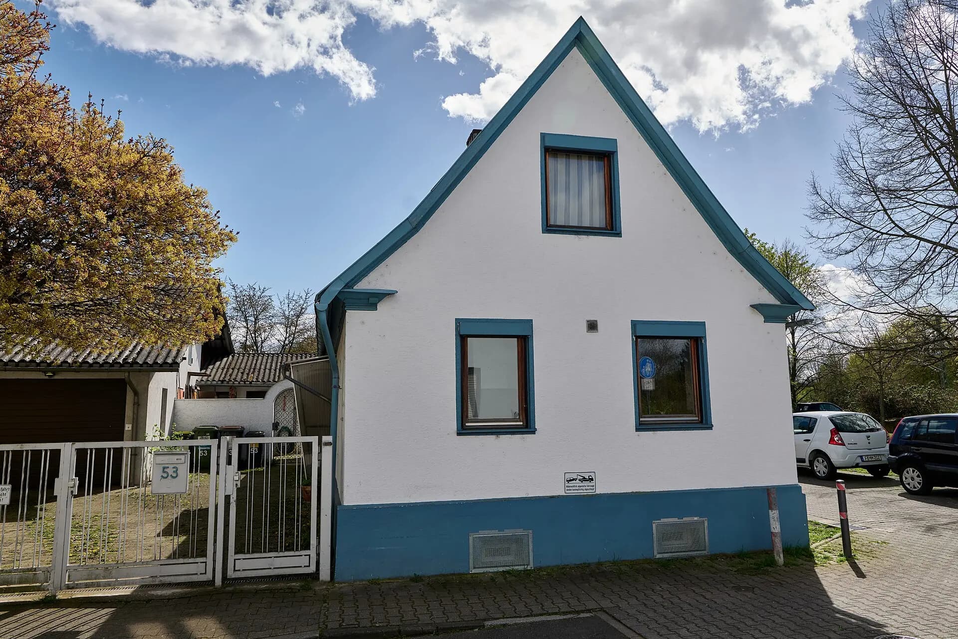 Wohnhaus mit blauem Sockel an der Woogstraße in Frankfurt Ginnheim