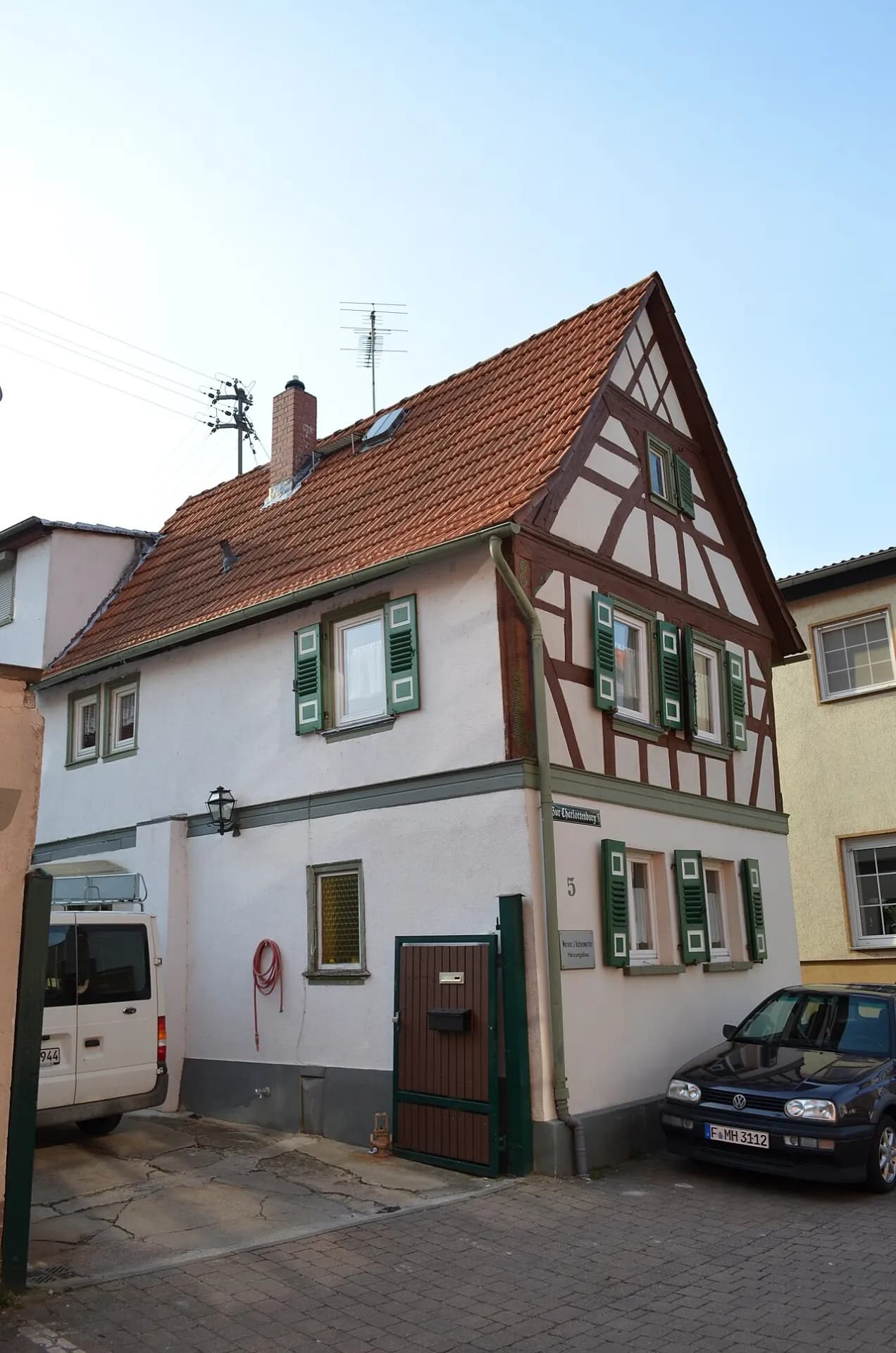 Wohnhaus mit Fachwerkobergeschoss an der Straße Zur Charlottenburg in Frankfurt Nieder-Erlenbach