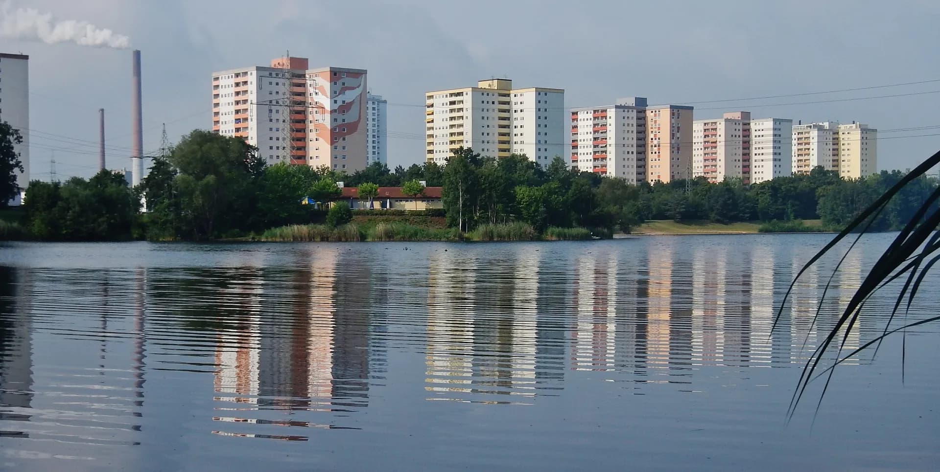 Wohnhochhäuser am Mainparksee in Kleinostheim