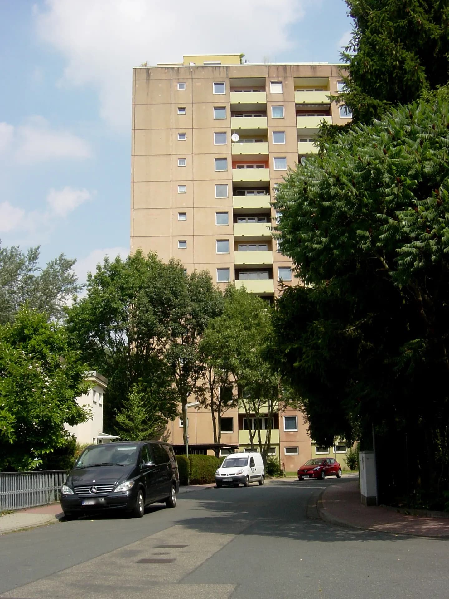 Wohnhochhaus an der Straße Am Niddatal in Frankfurt Hausen