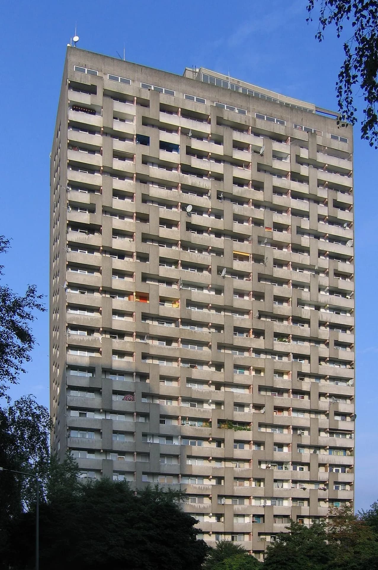 Wohnhochhaus am Frankfurter Berg vor blauem Himmel