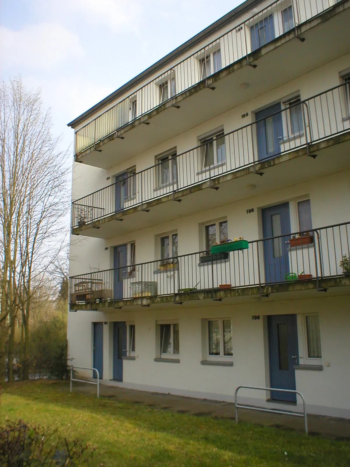 Wohnzeile mit Balkonen in der Siedlung Westhausen in Frankfurt Praunheim