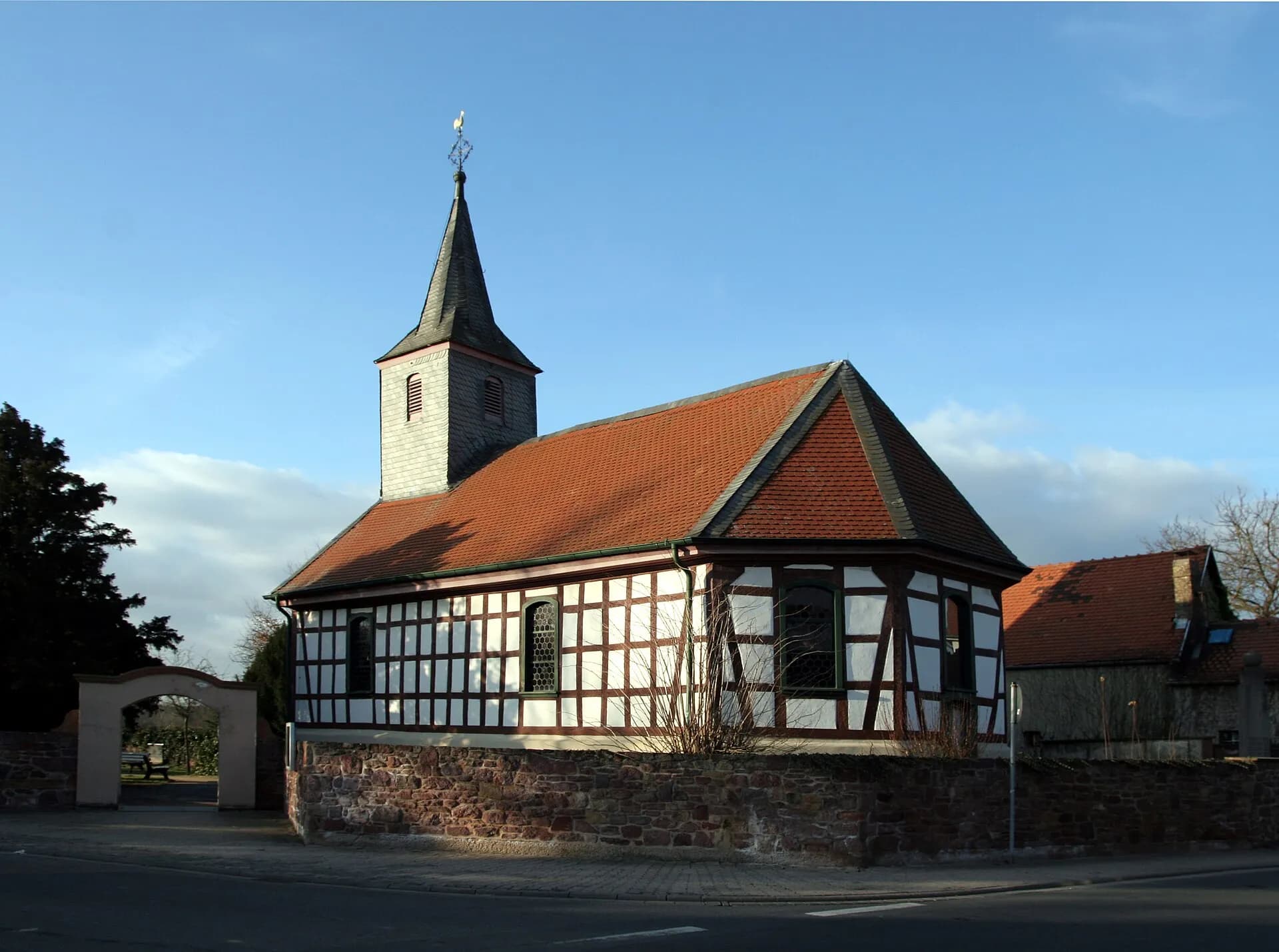 Evangelische Kirche in Büttelborn-Worfelden von der Seite