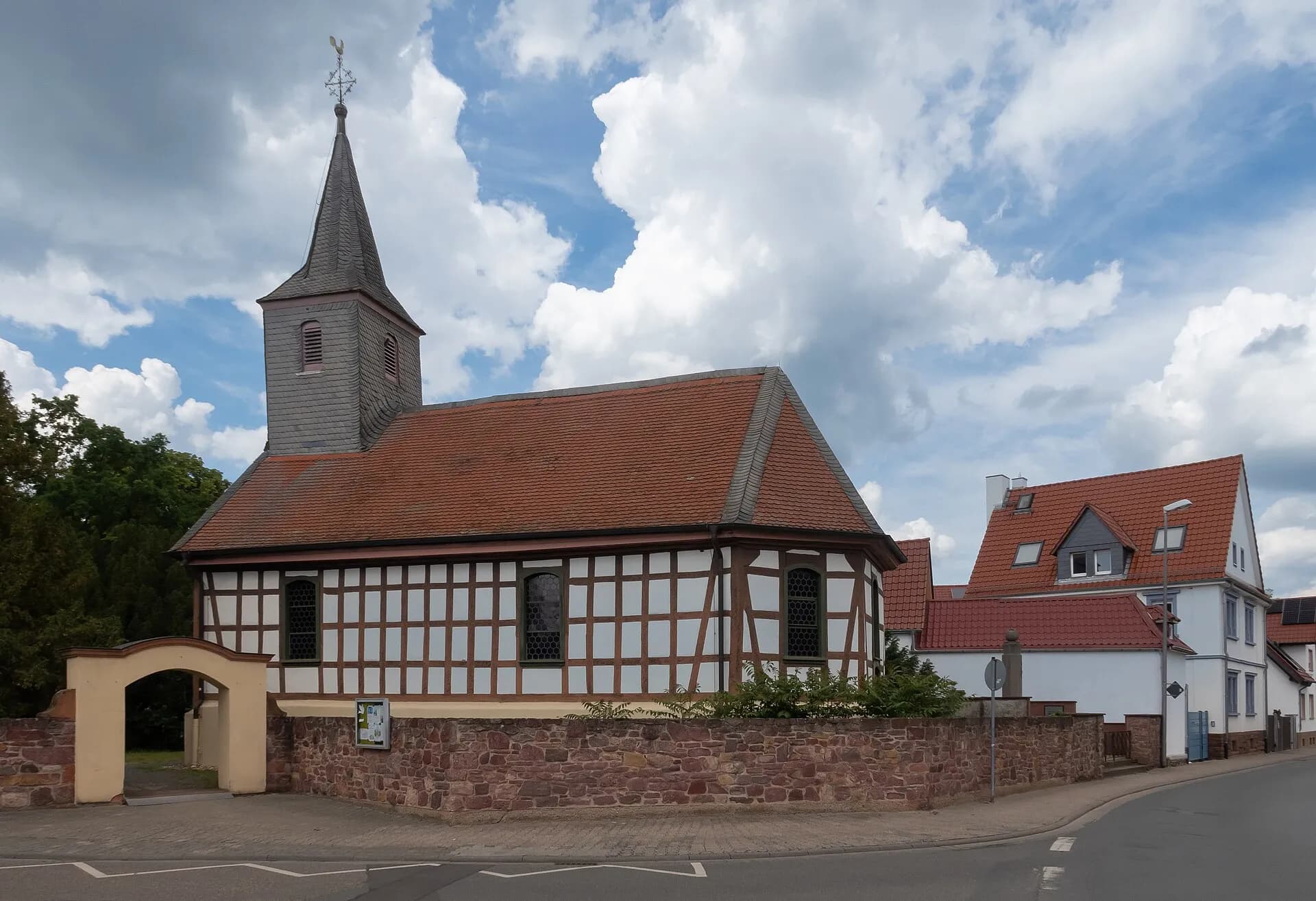 Evangelische Kirche in Büttelborn-Worfelden von der Straße