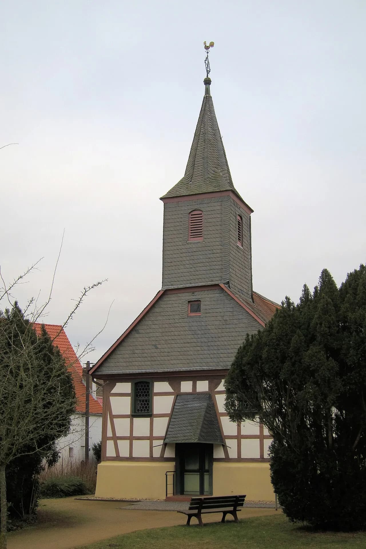 Glockenturm der evangelischen Kirche in Büttelborn-Worfelden von vorn