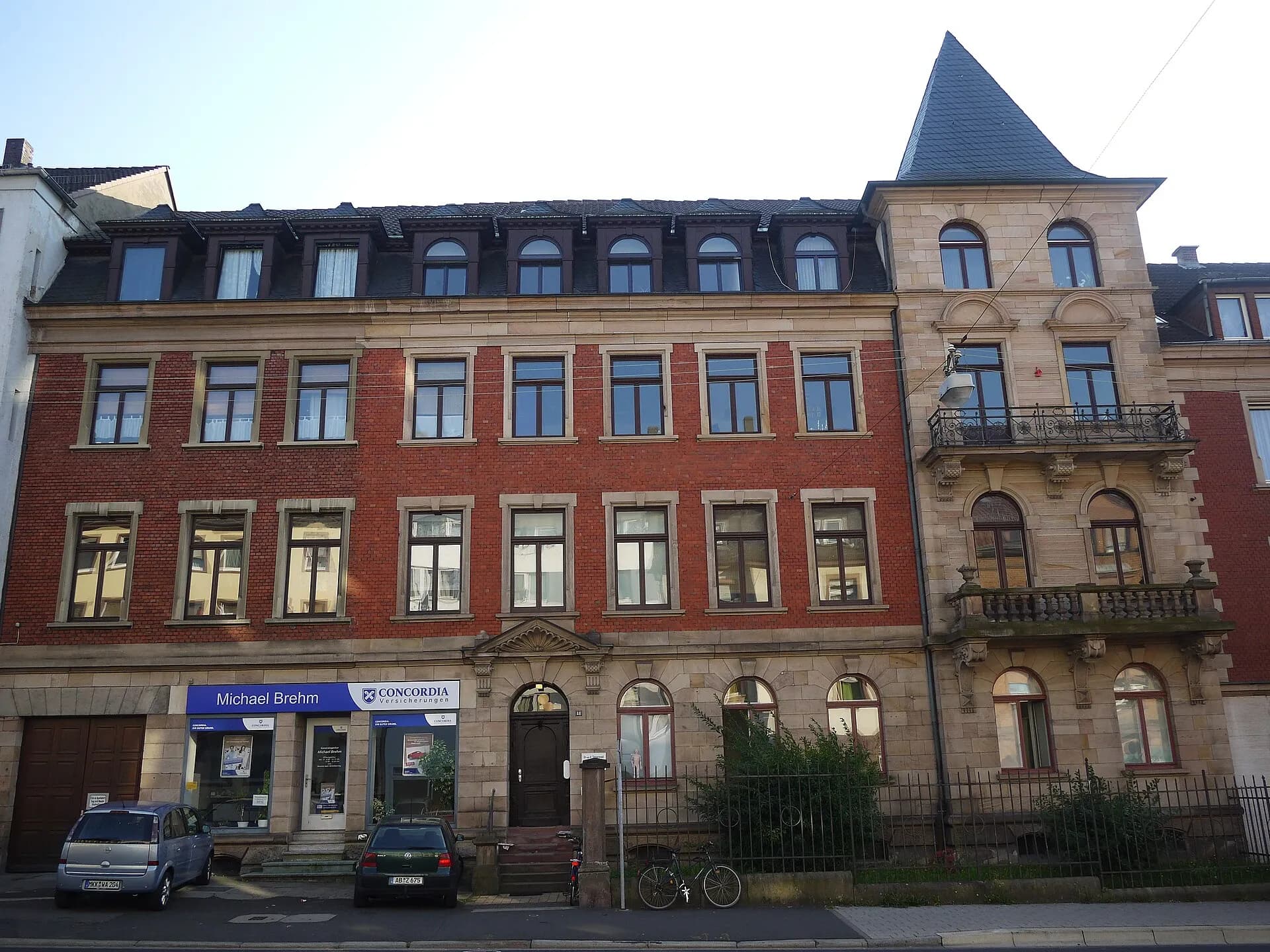 Rotes Eckhaus mit Türmchen in der Würzburger Straße in Aschaffenburg