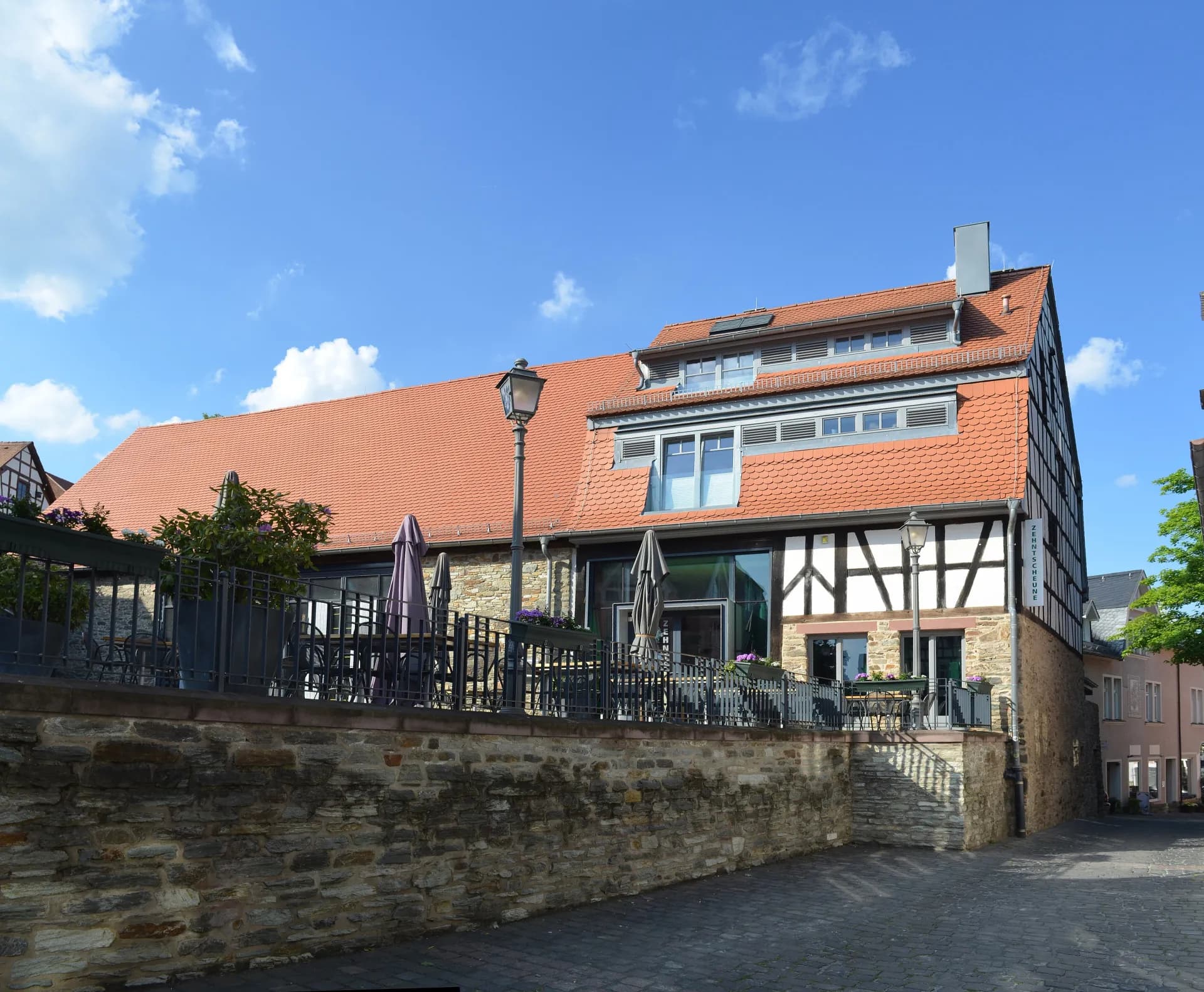 Straßenansicht der Zehntscheune in Kronberg im Taunus