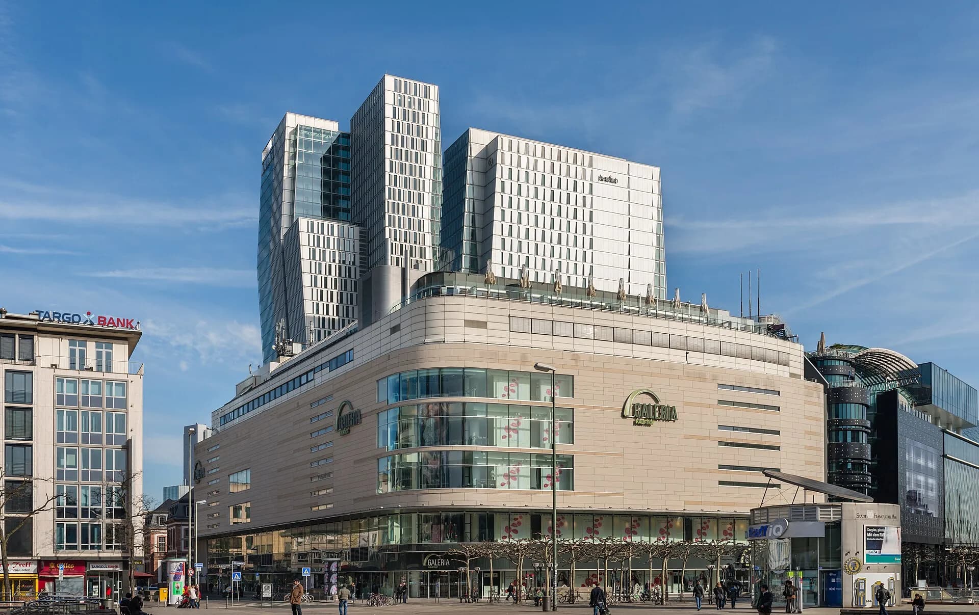 Kaufhaus an der Hauptwache mit Hochhäusern an der Zeil